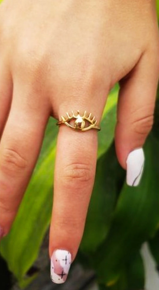 Sumérjase en la sabiduría profunda y el estilo único con nuestro Anillo Ojo ZABULON Oro / Oro Rosa / Oro Blanco 14k. Este anillo, con un diseño evocador de un ojo, no es solo una pieza de joyería, sino una representación de la percepción, y la visión perspicaz. Cada detalle está diseñado para reflejar un sentido profundo de introspección, atrapando la mirada de quienes lo observen.
