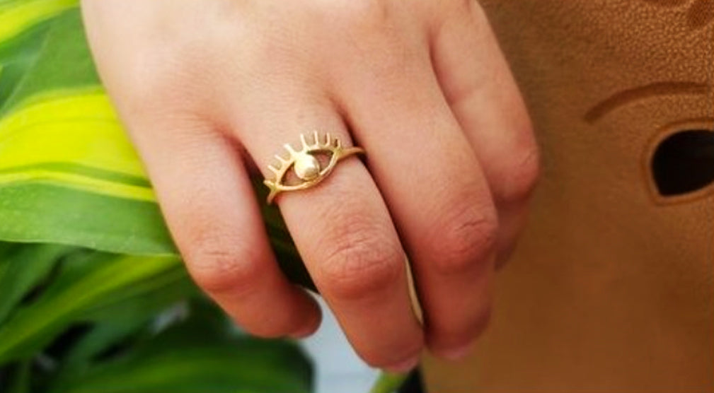 Sumérjase en la sabiduría profunda y el estilo único con nuestro Anillo Ojo ZABULON Oro / Oro Rosa / Oro Blanco 14k. Este anillo, con un diseño evocador de un ojo, no es solo una pieza de joyería, sino una representación de la percepción, y la visión perspicaz. Cada detalle está diseñado para reflejar un sentido profundo de introspección, atrapando la mirada de quienes lo observen.