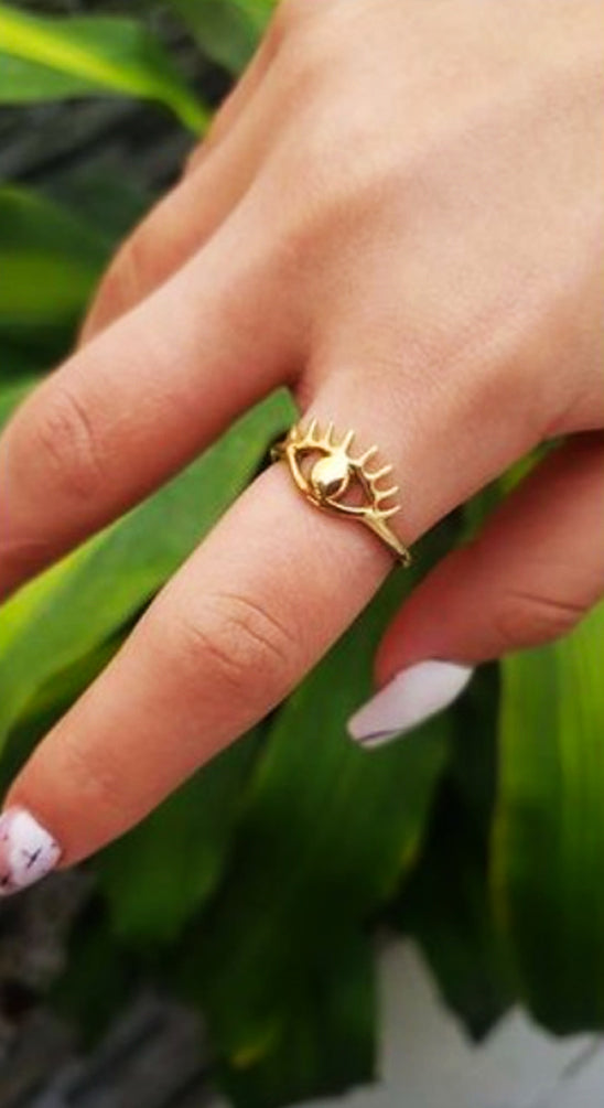 Sumérjase en la sabiduría profunda y el estilo único con nuestro Anillo Ojo ZABULON Oro / Oro Rosa / Oro Blanco 14k. Este anillo, con un diseño evocador de un ojo, no es solo una pieza de joyería, sino una representación de la percepción, y la visión perspicaz. Cada detalle está diseñado para reflejar un sentido profundo de introspección, atrapando la mirada de quienes lo observen.