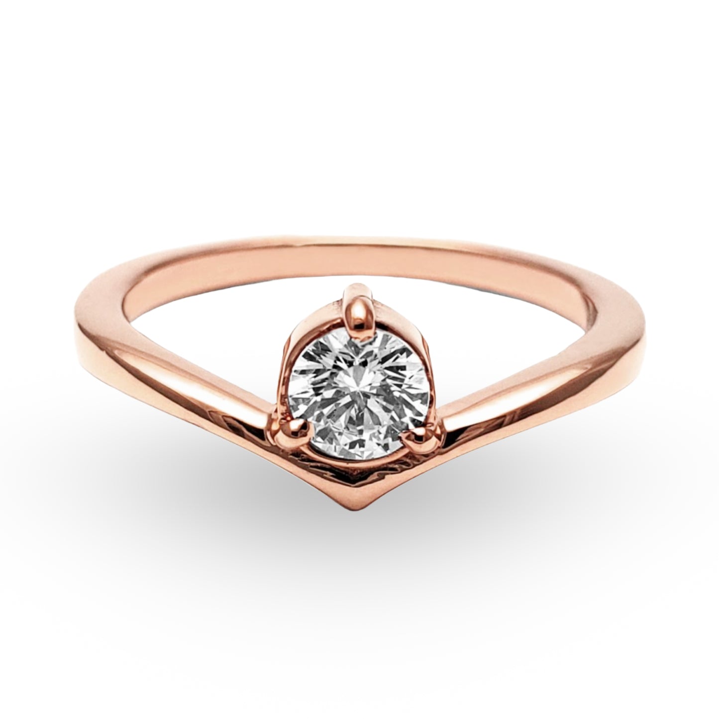 Déjese seducir por la sofisticación del Anillo de Compromiso ZABULON, una joya de refinamiento inigualable en Oro / Oro Rosa / Oro Blanco 14k, coronada por una zirconia deslumbrante. Este anillo destaca por su diseño que fusiona la modernidad con la tradición, simbolizando un compromiso tan eterno como el material con el que está forjado.