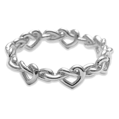 Nuestro Anillo Corazones en Oro, Oro Rosa y Oro Blanco 14k es una expresión tangente del amor. Cada corazón, meticulosamente esculpido, representa un latido, una pasión, un recuerdo que nos une a aquellos que amamos. Un diseño donde cada tonalidad de oro relata una historia diferente, pero todas convergen en un mensaje unificado: la eternidad del amor.