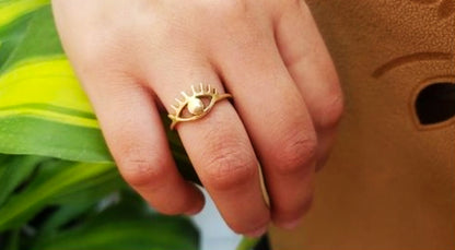 Sumérjase en la sabiduría profunda y el estilo único con nuestro Anillo Ojo ZABULON Oro / Oro Rosa / Oro Blanco 14k. Este anillo, con un diseño evocador de un ojo, no es solo una pieza de joyería, sino una representación de la percepción, y la visión perspicaz. Cada detalle está diseñado para reflejar un sentido profundo de introspección, atrapando la mirada de quienes lo observen.