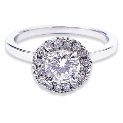Un anillo que va más allá del compromiso; es una eterna declaración de amor. La combinación del oro blanco de 14k con las zirconias ilumina el significado del amor duradero. Como un homenaje a los grandes amores, este anillo captura instantes que se quedan para siempre.