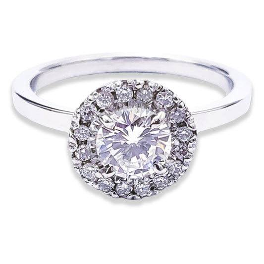 Un anillo que va más allá del compromiso; es una eterna declaración de amor. La combinación del oro blanco de 14k con las zirconias ilumina el significado del amor duradero. Como un homenaje a los grandes amores, este anillo captura instantes que se quedan para siempre.