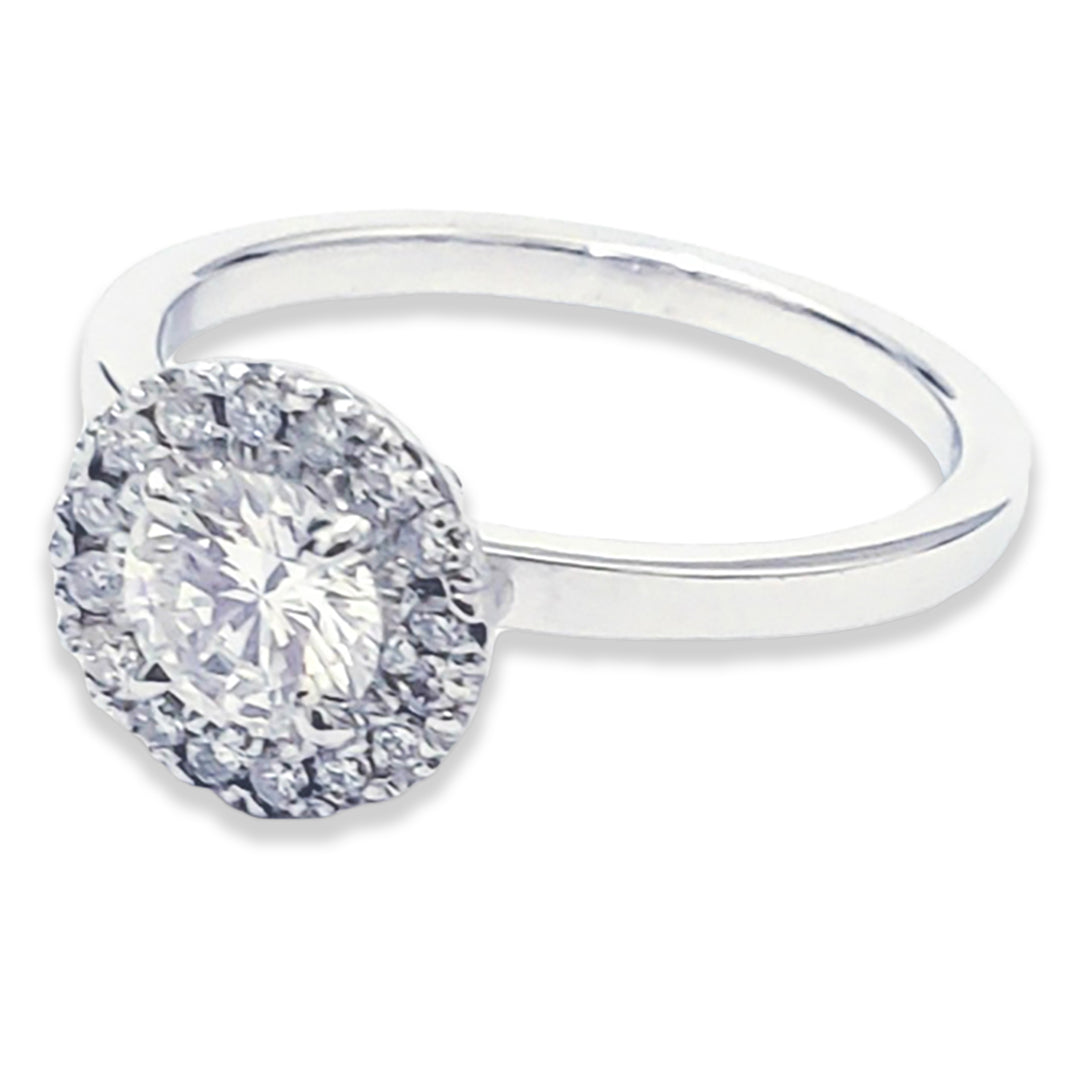 Un anillo que va más allá del compromiso; es una eterna declaración de amor. La combinación del oro blanco de 14k con las zirconias ilumina el significado del amor duradero. Como un homenaje a los grandes amores, este anillo captura instantes que se quedan para siempre.