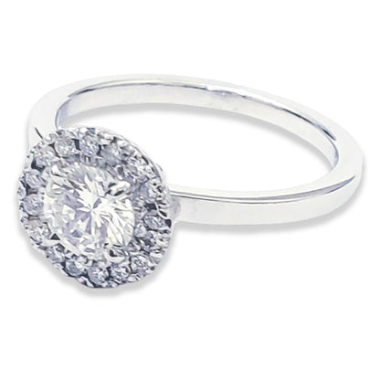 Un anillo que va más allá del compromiso; es una eterna declaración de amor. La combinación del oro blanco de 14k con las zirconias ilumina el significado del amor duradero. Como un homenaje a los grandes amores, este anillo captura instantes que se quedan para siempre.