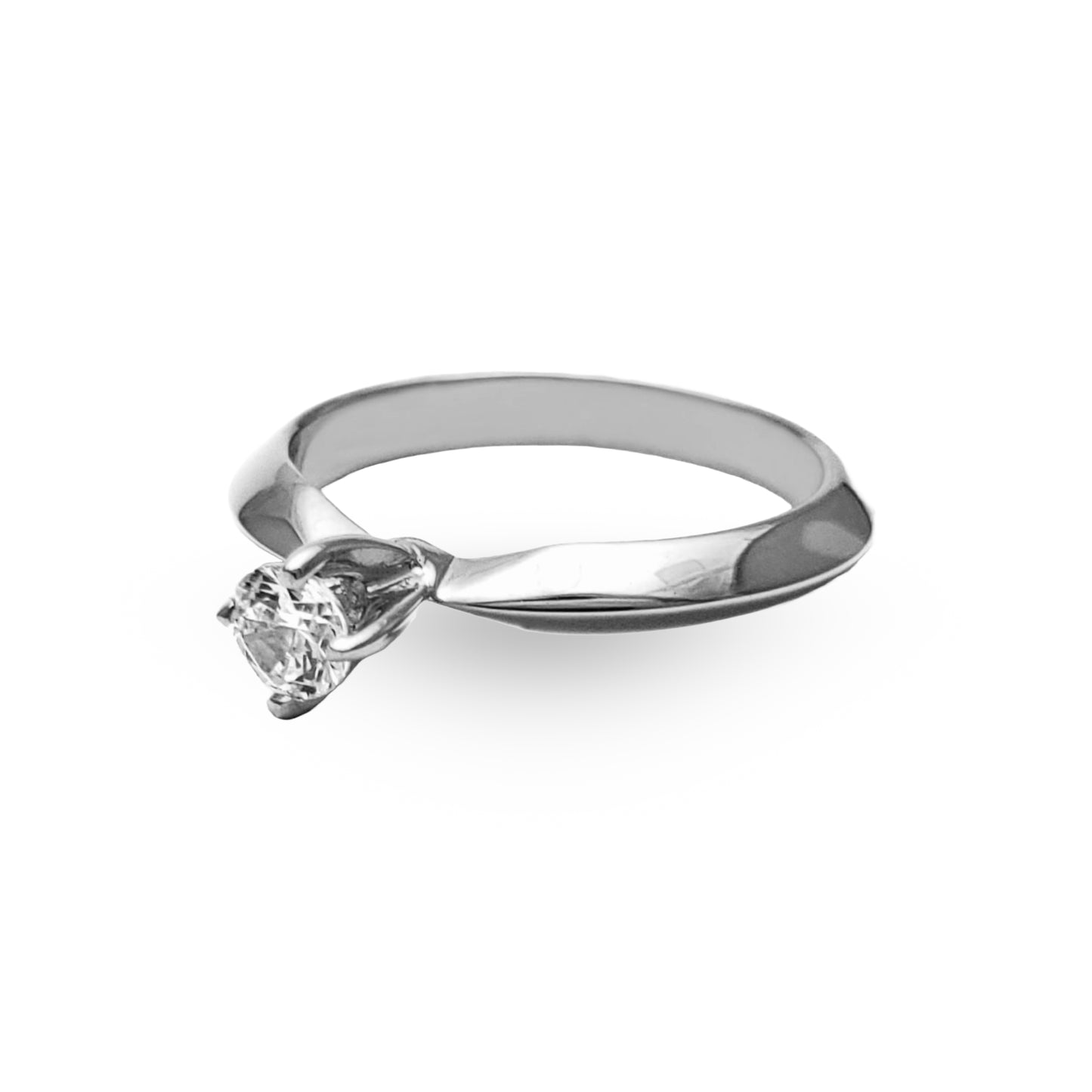 Déjese enamorar por la delicadeza del Anillo de Compromiso ZABULON en Oro / Oro Rosa / Oro Blanco 14k con Zirconia, un testimonio de la belleza en la promesa eterna. Este anillo, con su zirconia resplandeciente, no es solo una joya, sino un símbolo de un futuro juntos, brillante y puro.