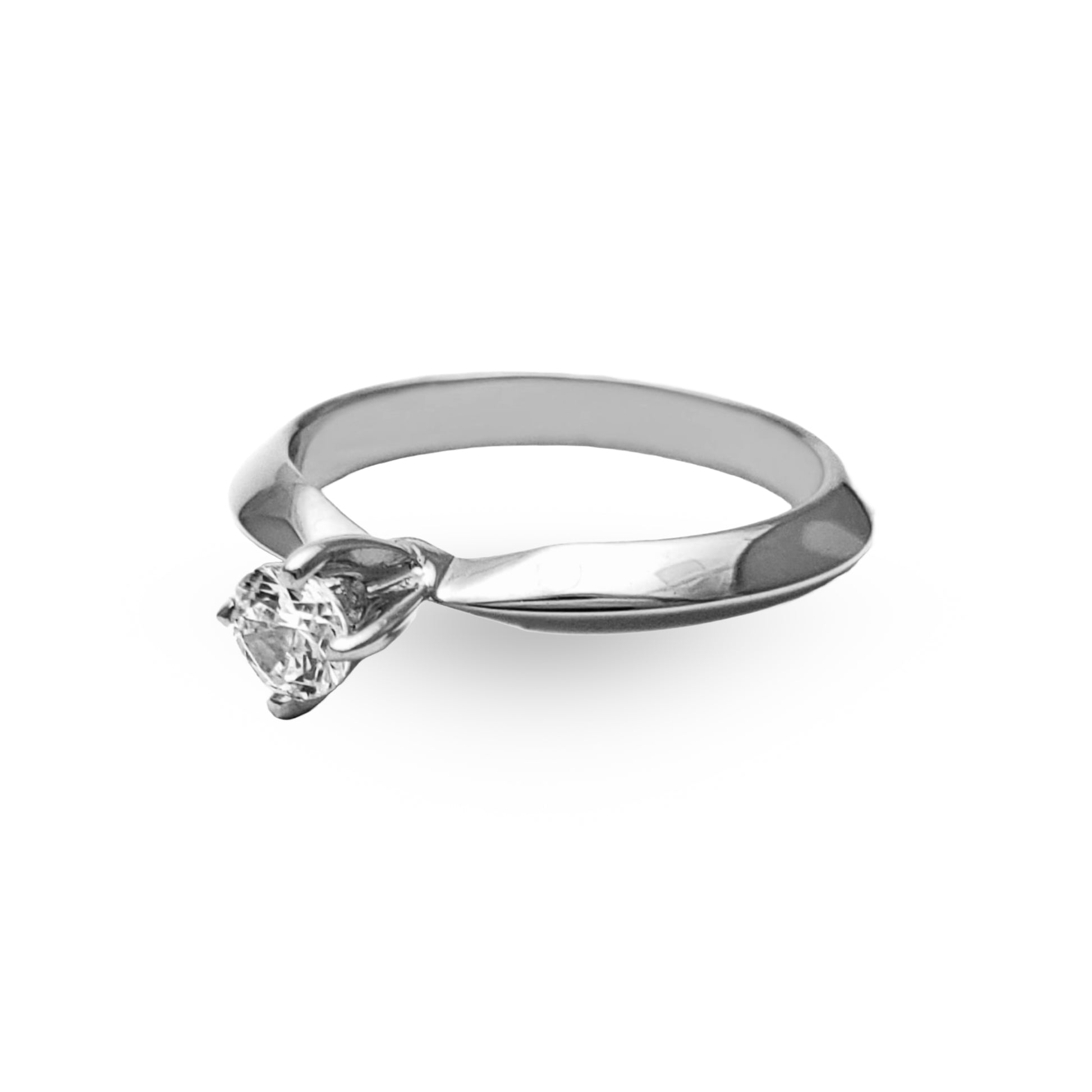 Déjese enamorar por la delicadeza del Anillo de Compromiso ZABULON en Oro / Oro Rosa / Oro Blanco 14k con Zirconia, un testimonio de la belleza en la promesa eterna. Este anillo, con su zirconia resplandeciente, no es solo una joya, sino un símbolo de un futuro juntos, brillante y puro.