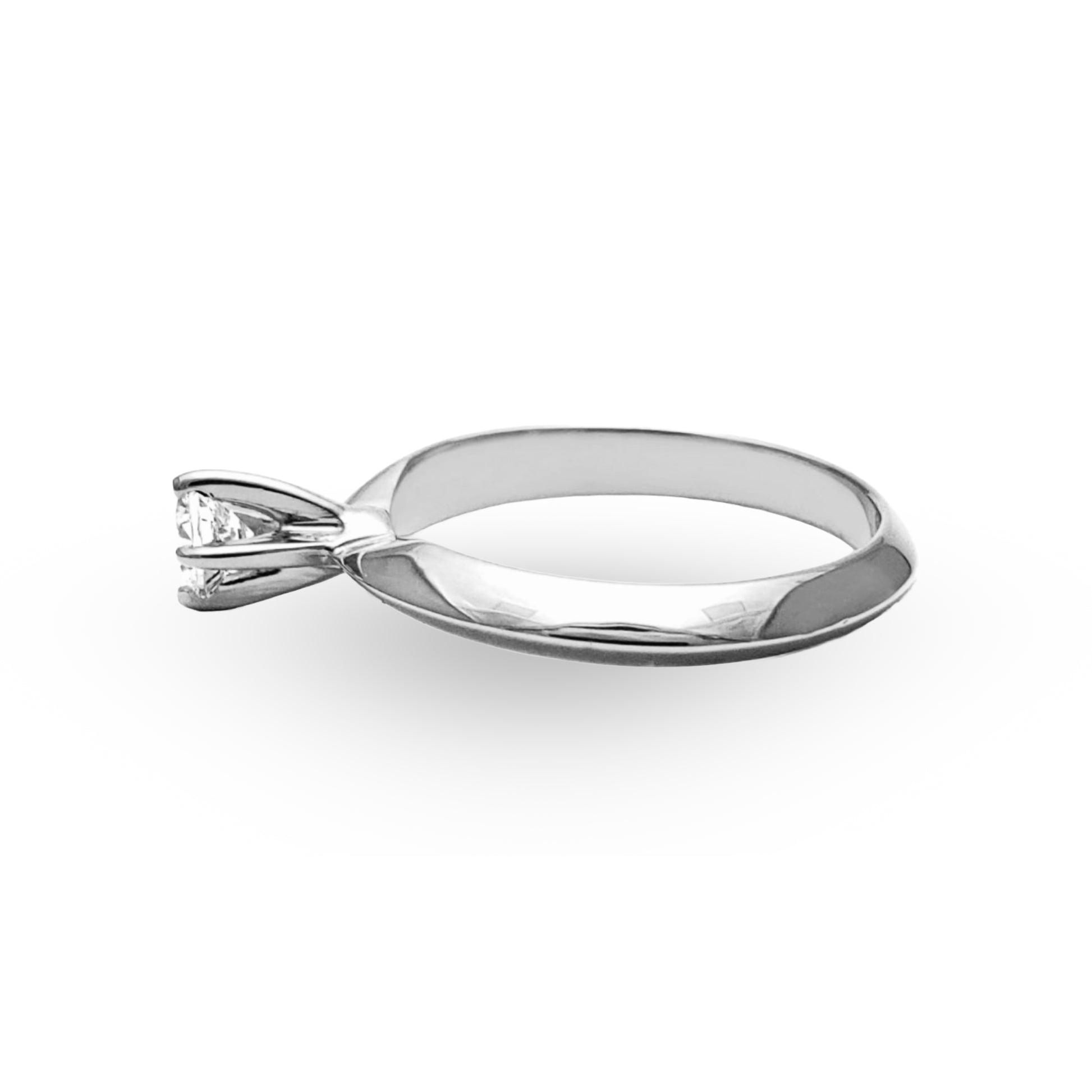Déjese enamorar por la delicadeza del Anillo de Compromiso ZABULON en Oro / Oro Rosa / Oro Blanco 14k con Zirconia, un testimonio de la belleza en la promesa eterna. Este anillo, con su zirconia resplandeciente, no es solo una joya, sino un símbolo de un futuro juntos, brillante y puro.