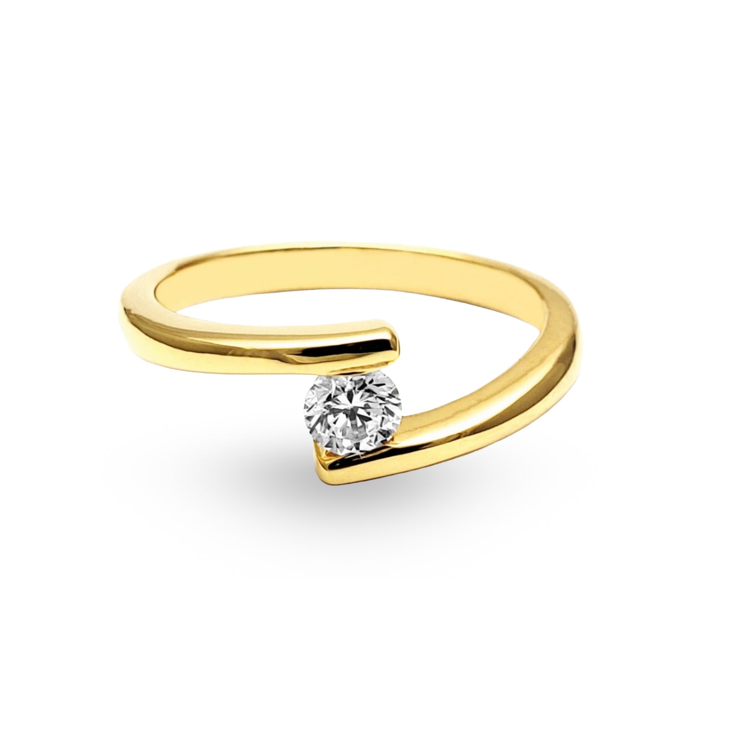Sumérjase en la promesa de un futuro juntos con nuestro Anillo de Compromiso ZABULON, magistralmente confeccionado en Oro / Oro Rosa / Oro Blanco 14k con una zirconia central que captura la esencia del amor verdadero. Este diseño contemporáneo y elegante, no es solamente una joya, es un compromiso de vida, un lazo de amor que se fortalece con el paso del tiempo.