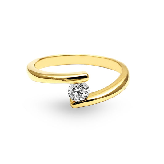 Sumérjase en la promesa de un futuro juntos con nuestro Anillo de Compromiso ZABULON, magistralmente confeccionado en Oro / Oro Rosa / Oro Blanco 14k con una zirconia central que captura la esencia del amor verdadero. Este diseño contemporáneo y elegante, no es solamente una joya, es un compromiso de vida, un lazo de amor que se fortalece con el paso del tiempo.