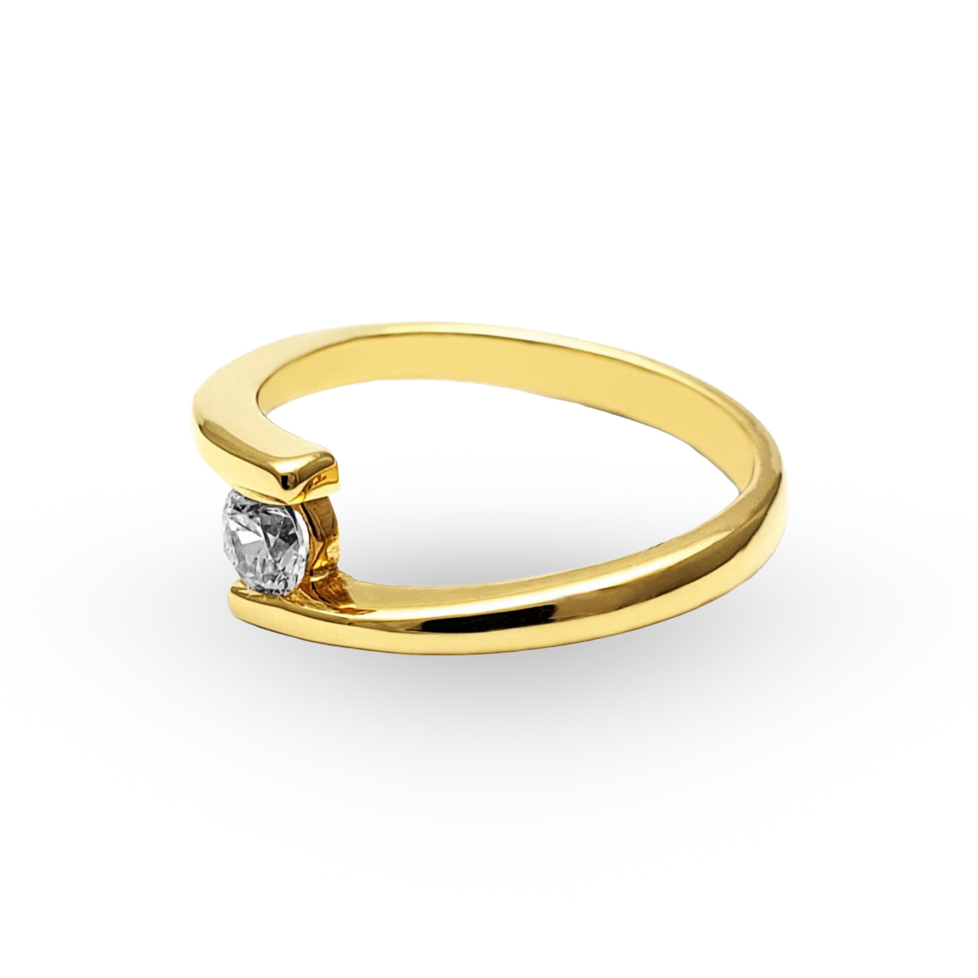 Sumérjase en la promesa de un futuro juntos con nuestro Anillo de Compromiso ZABULON, magistralmente confeccionado en Oro / Oro Rosa / Oro Blanco 14k con una zirconia central que captura la esencia del amor verdadero. Este diseño contemporáneo y elegante, no es solamente una joya, es un compromiso de vida, un lazo de amor que se fortalece con el paso del tiempo.