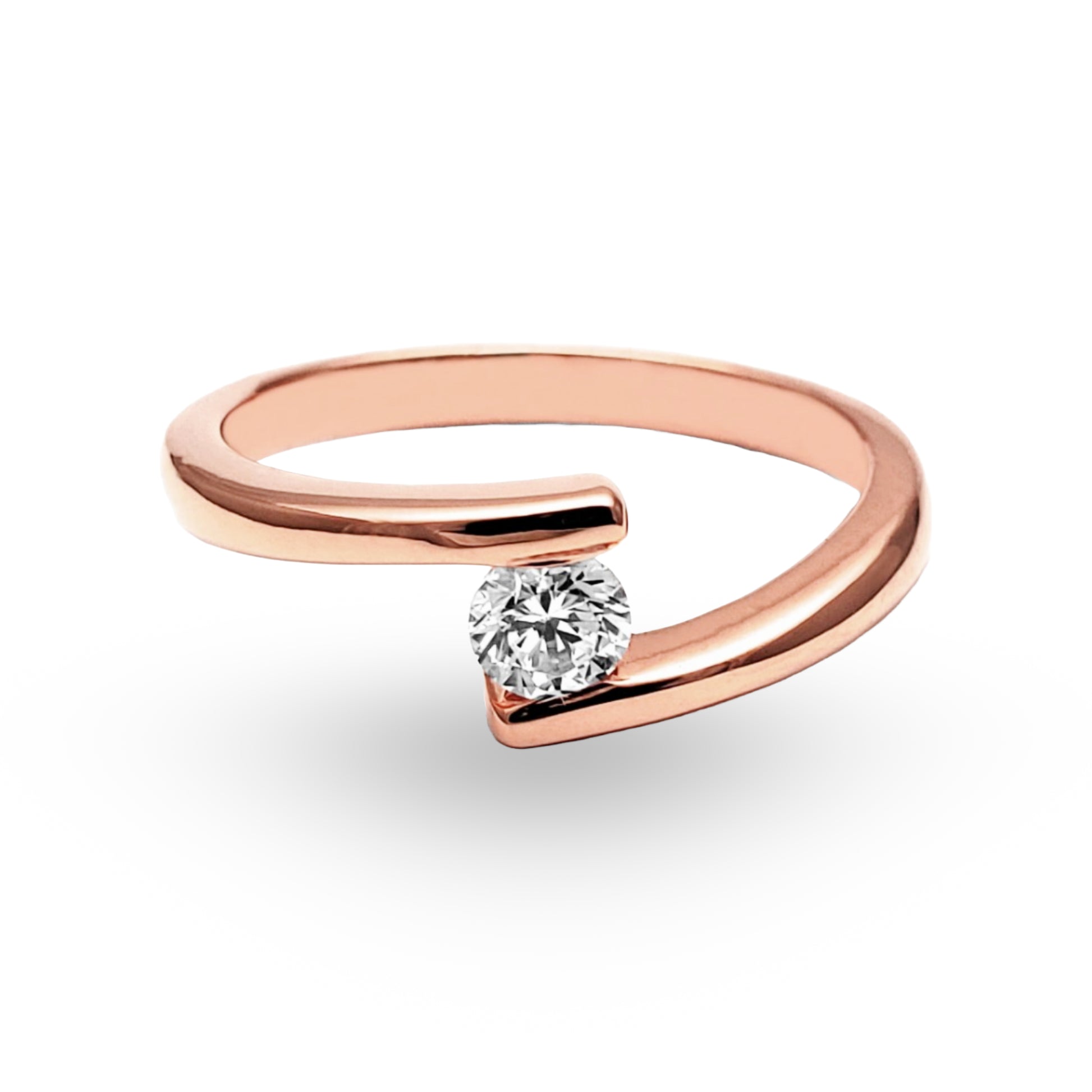 Sumérjase en la promesa de un futuro juntos con nuestro Anillo de Compromiso ZABULON, magistralmente confeccionado en Oro / Oro Rosa / Oro Blanco 14k con una zirconia central que captura la esencia del amor verdadero. Este diseño contemporáneo y elegante, no es solamente una joya, es un compromiso de vida, un lazo de amor que se fortalece con el paso del tiempo.