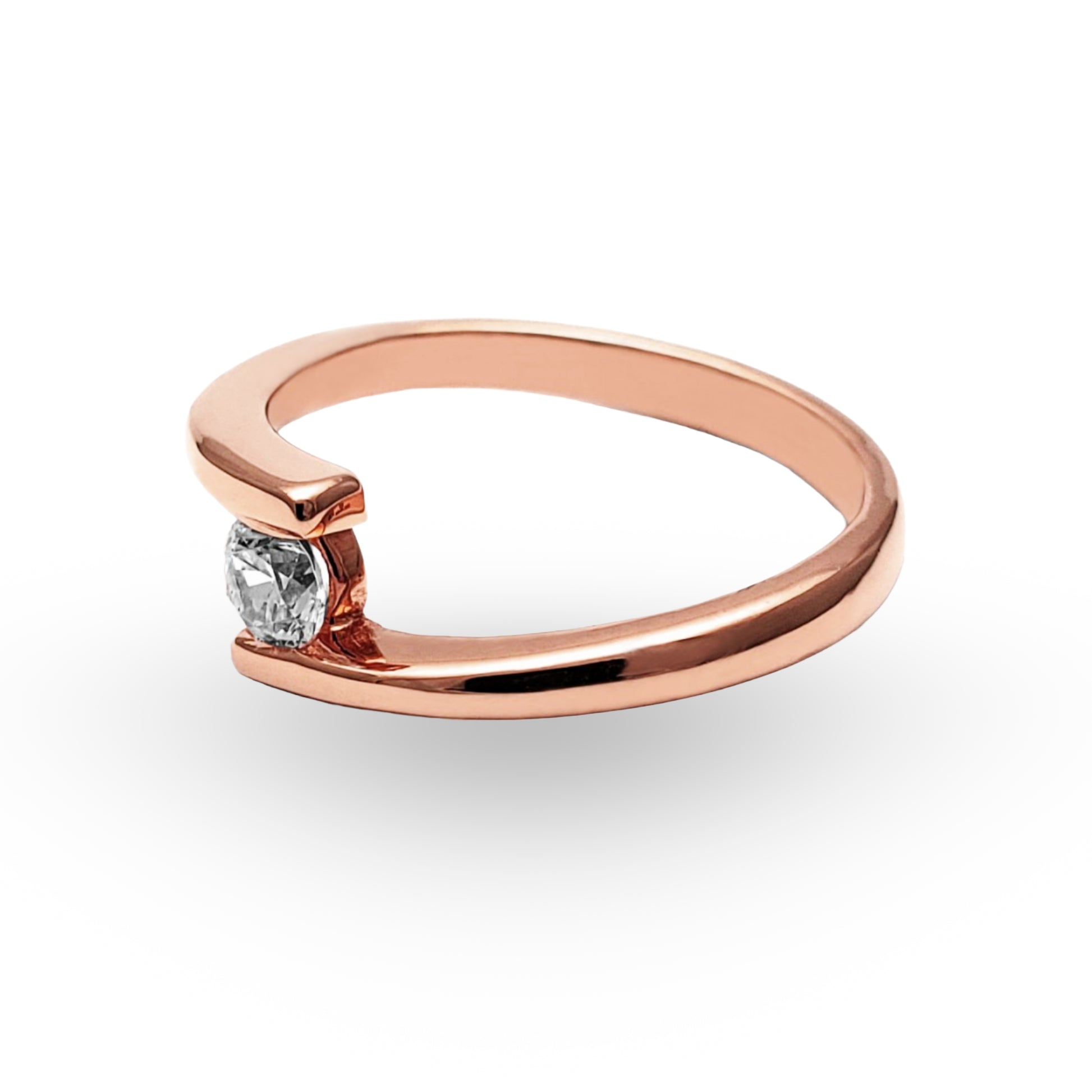 Sumérjase en la promesa de un futuro juntos con nuestro Anillo de Compromiso ZABULON, magistralmente confeccionado en Oro / Oro Rosa / Oro Blanco 14k con una zirconia central que captura la esencia del amor verdadero. Este diseño contemporáneo y elegante, no es solamente una joya, es un compromiso de vida, un lazo de amor que se fortalece con el paso del tiempo.