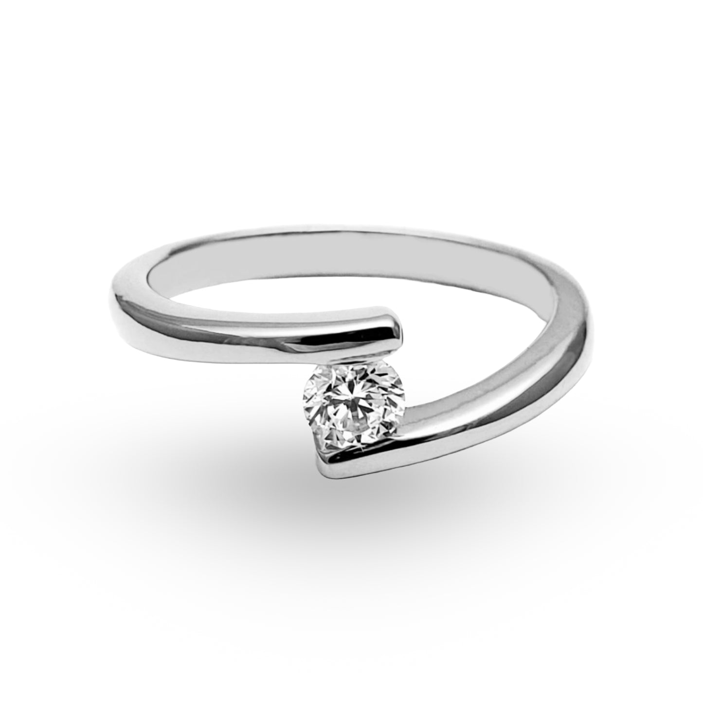 Sumérjase en la promesa de un futuro juntos con nuestro Anillo de Compromiso ZABULON, magistralmente confeccionado en Oro / Oro Rosa / Oro Blanco 14k con una zirconia central que captura la esencia del amor verdadero. Este diseño contemporáneo y elegante, no es solamente una joya, es un compromiso de vida, un lazo de amor que se fortalece con el paso del tiempo.