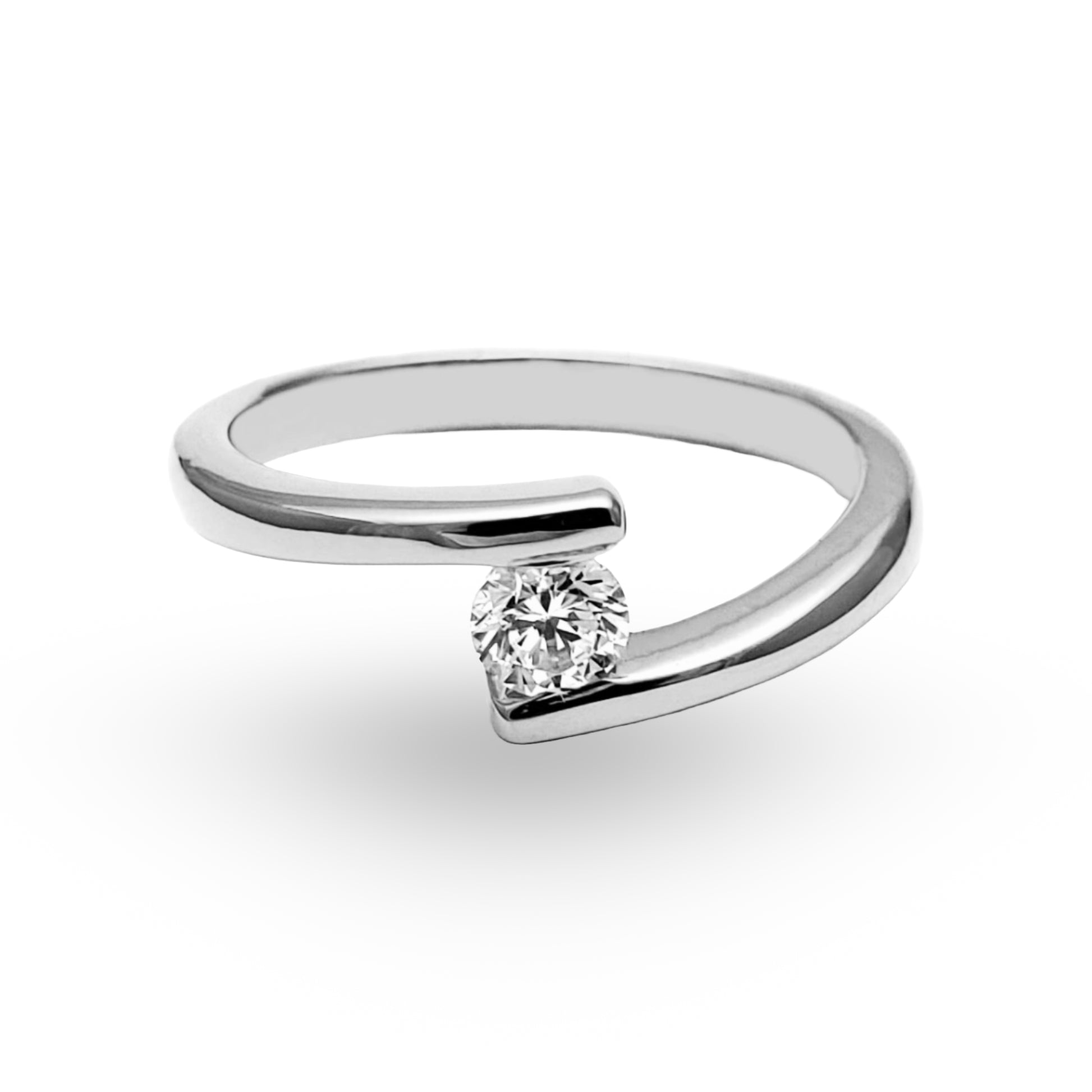 Sumérjase en la promesa de un futuro juntos con nuestro Anillo de Compromiso ZABULON, magistralmente confeccionado en Oro / Oro Rosa / Oro Blanco 14k con una zirconia central que captura la esencia del amor verdadero. Este diseño contemporáneo y elegante, no es solamente una joya, es un compromiso de vida, un lazo de amor que se fortalece con el paso del tiempo.