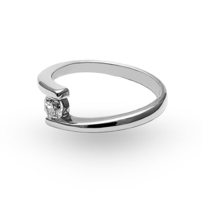 Sumérjase en la promesa de un futuro juntos con nuestro Anillo de Compromiso ZABULON, magistralmente confeccionado en Oro / Oro Rosa / Oro Blanco 14k con una zirconia central que captura la esencia del amor verdadero. Este diseño contemporáneo y elegante, no es solamente una joya, es un compromiso de vida, un lazo de amor que se fortalece con el paso del tiempo.