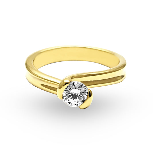 Contemple la elegancia moderna del Anillo de Compromiso ZABULON, magníficamente forjado en Oro / Oro Rosa / Oro Blanco 14k, realzado por el fulgor de una zirconia central. Este anillo no es solo un objeto de adorno, sino un pacto de amor eterno, reflejando un compromiso sincero con cada brillo de su piedra.