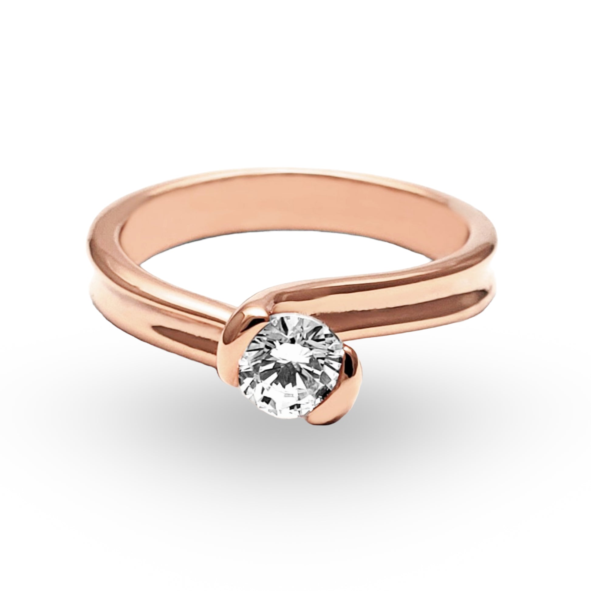 Contemple la elegancia moderna del Anillo de Compromiso ZABULON, magníficamente forjado en Oro / Oro Rosa / Oro Blanco 14k, realzado por el fulgor de una zirconia central. Este anillo no es solo un objeto de adorno, sino un pacto de amor eterno, reflejando un compromiso sincero con cada brillo de su piedra.