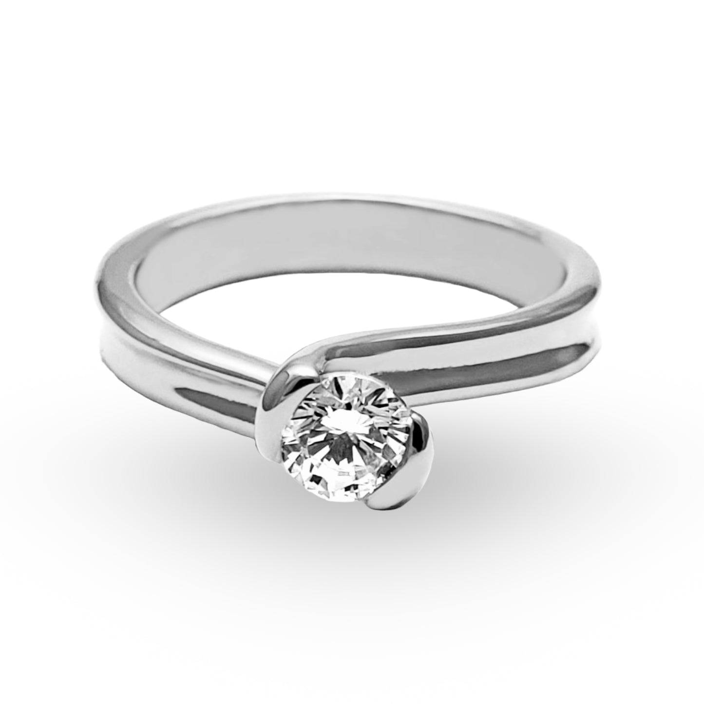 Contemple la elegancia moderna del Anillo de Compromiso ZABULON, magníficamente forjado en Oro / Oro Rosa / Oro Blanco 14k, realzado por el fulgor de una zirconia central. Este anillo no es solo un objeto de adorno, sino un pacto de amor eterno, reflejando un compromiso sincero con cada brillo de su piedra.