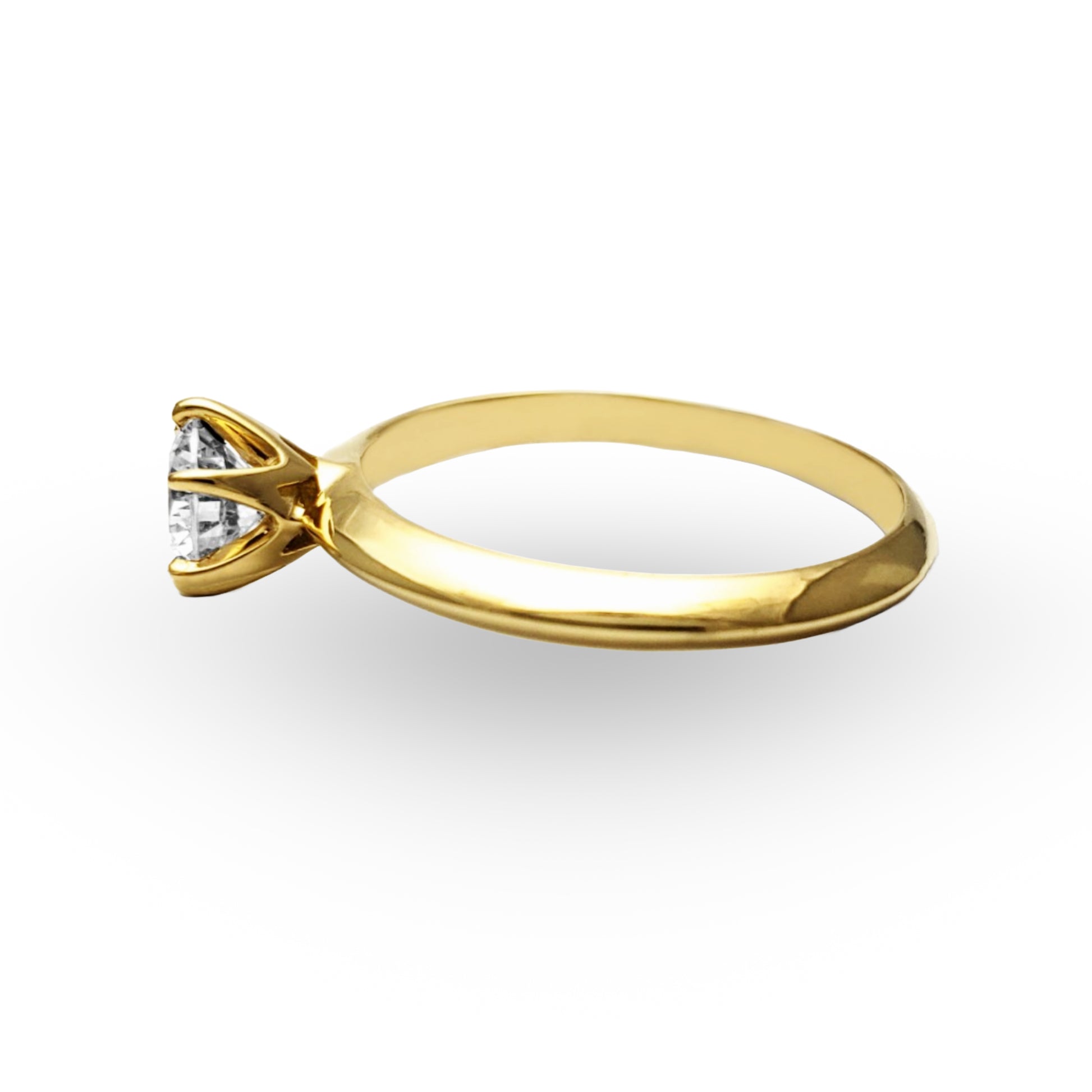 Descubra la encantadora simplicidad del Anillo de Compromiso ZABULON, una joya de Oro / Oro Rosa / Oro Blanco 14k, centrada por una zirconia que destella con promesas de un mañana compartido. Este anillo, en su refinada elegancia, no es solo un símbolo de compromiso, es una alianza de amor en su forma más pura.