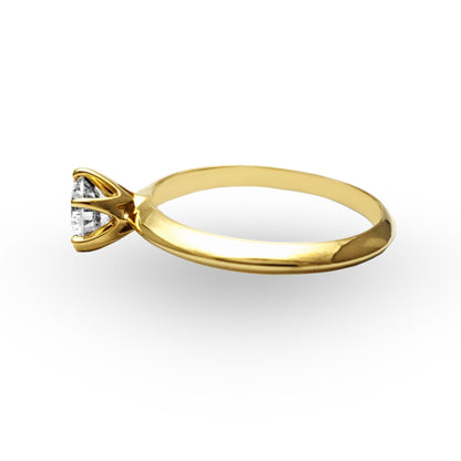 Descubra la encantadora simplicidad del Anillo de Compromiso ZABULON, una joya de Oro / Oro Rosa / Oro Blanco 14k, centrada por una zirconia que destella con promesas de un mañana compartido. Este anillo, en su refinada elegancia, no es solo un símbolo de compromiso, es una alianza de amor en su forma más pura.