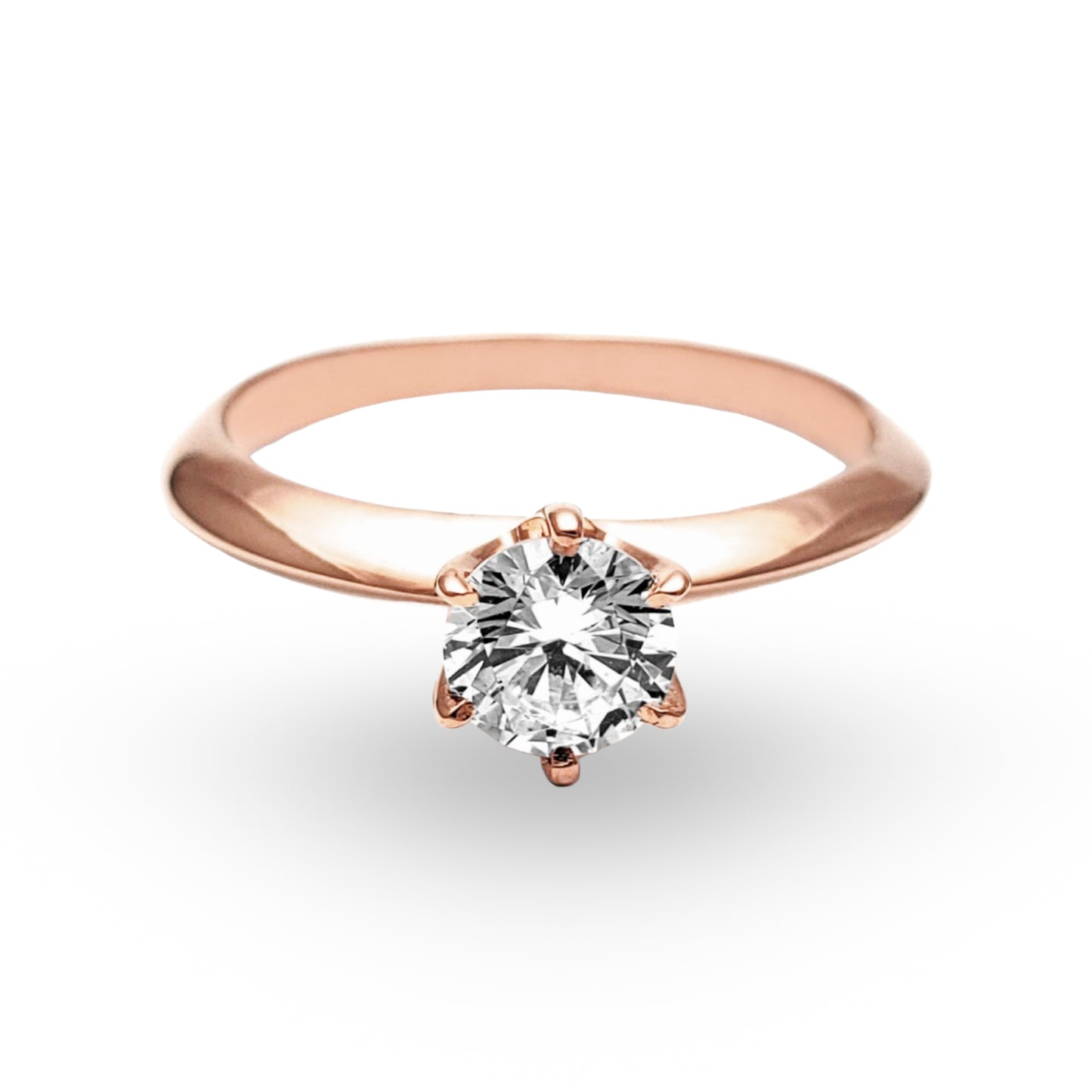 Descubra la encantadora simplicidad del Anillo de Compromiso ZABULON, una joya de Oro / Oro Rosa / Oro Blanco 14k, centrada por una zirconia que destella con promesas de un mañana compartido. Este anillo, en su refinada elegancia, no es solo un símbolo de compromiso, es una alianza de amor en su forma más pura.