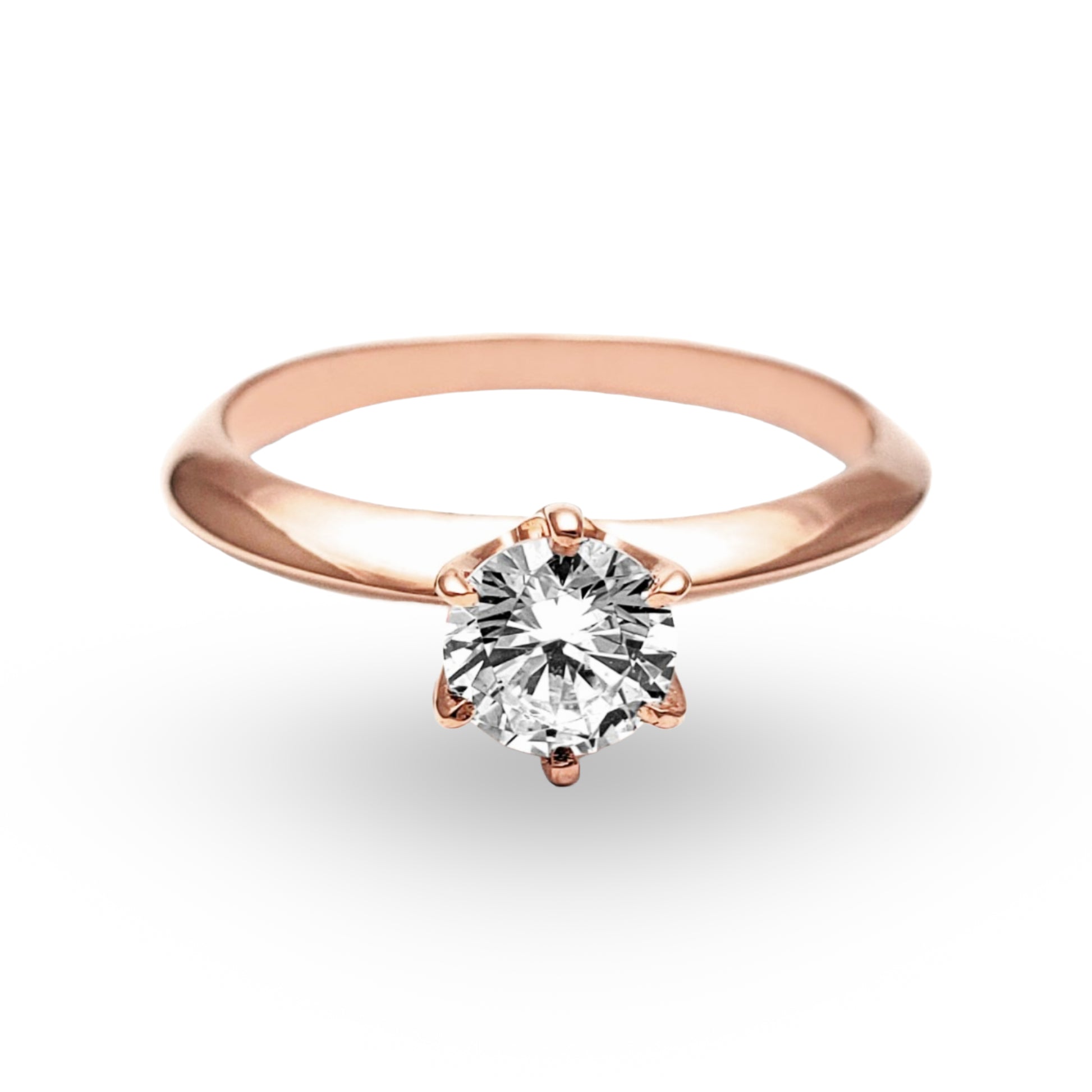 Descubra la encantadora simplicidad del Anillo de Compromiso ZABULON, una joya de Oro / Oro Rosa / Oro Blanco 14k, centrada por una zirconia que destella con promesas de un mañana compartido. Este anillo, en su refinada elegancia, no es solo un símbolo de compromiso, es una alianza de amor en su forma más pura.