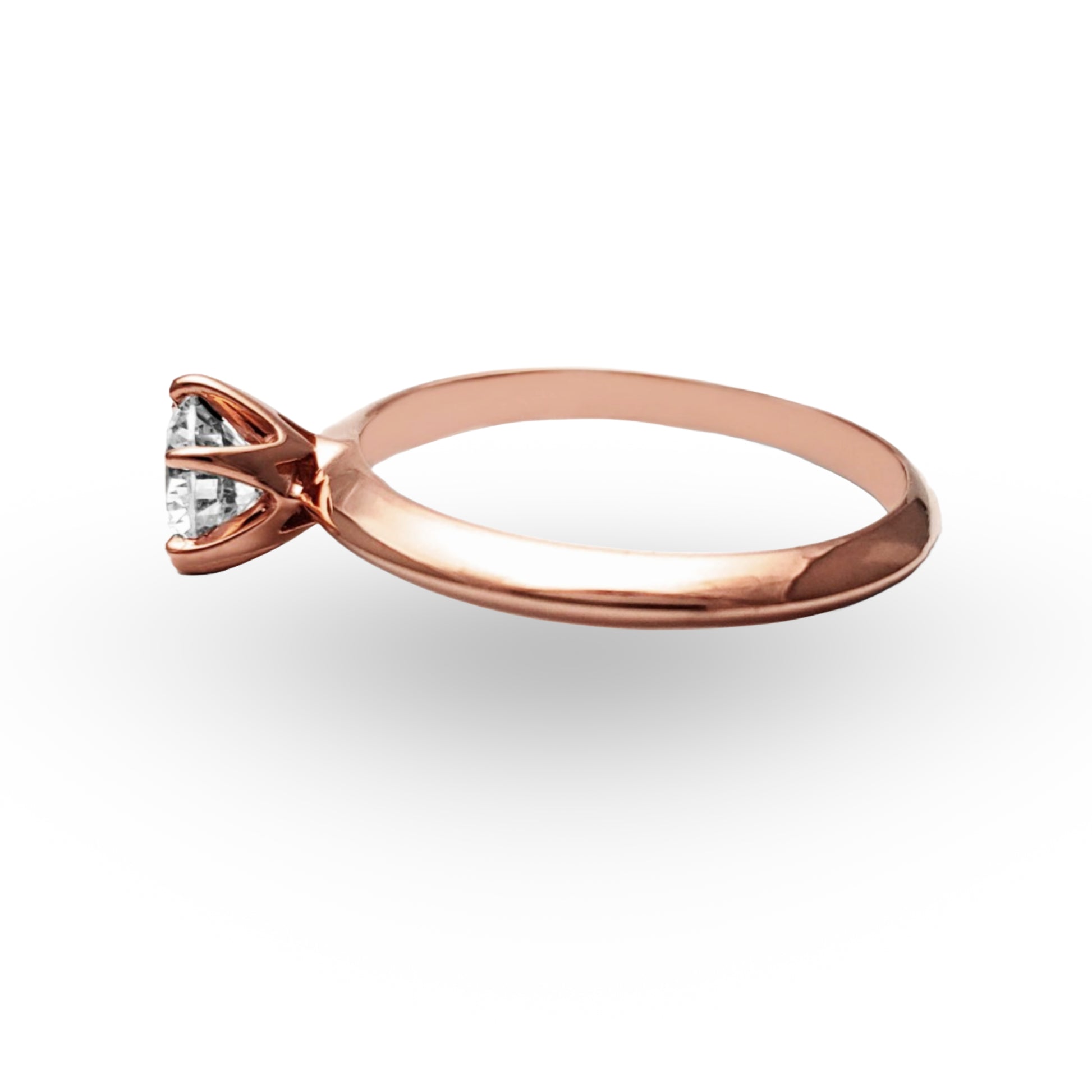Descubra la encantadora simplicidad del Anillo de Compromiso ZABULON, una joya de Oro / Oro Rosa / Oro Blanco 14k, centrada por una zirconia que destella con promesas de un mañana compartido. Este anillo, en su refinada elegancia, no es solo un símbolo de compromiso, es una alianza de amor en su forma más pura.