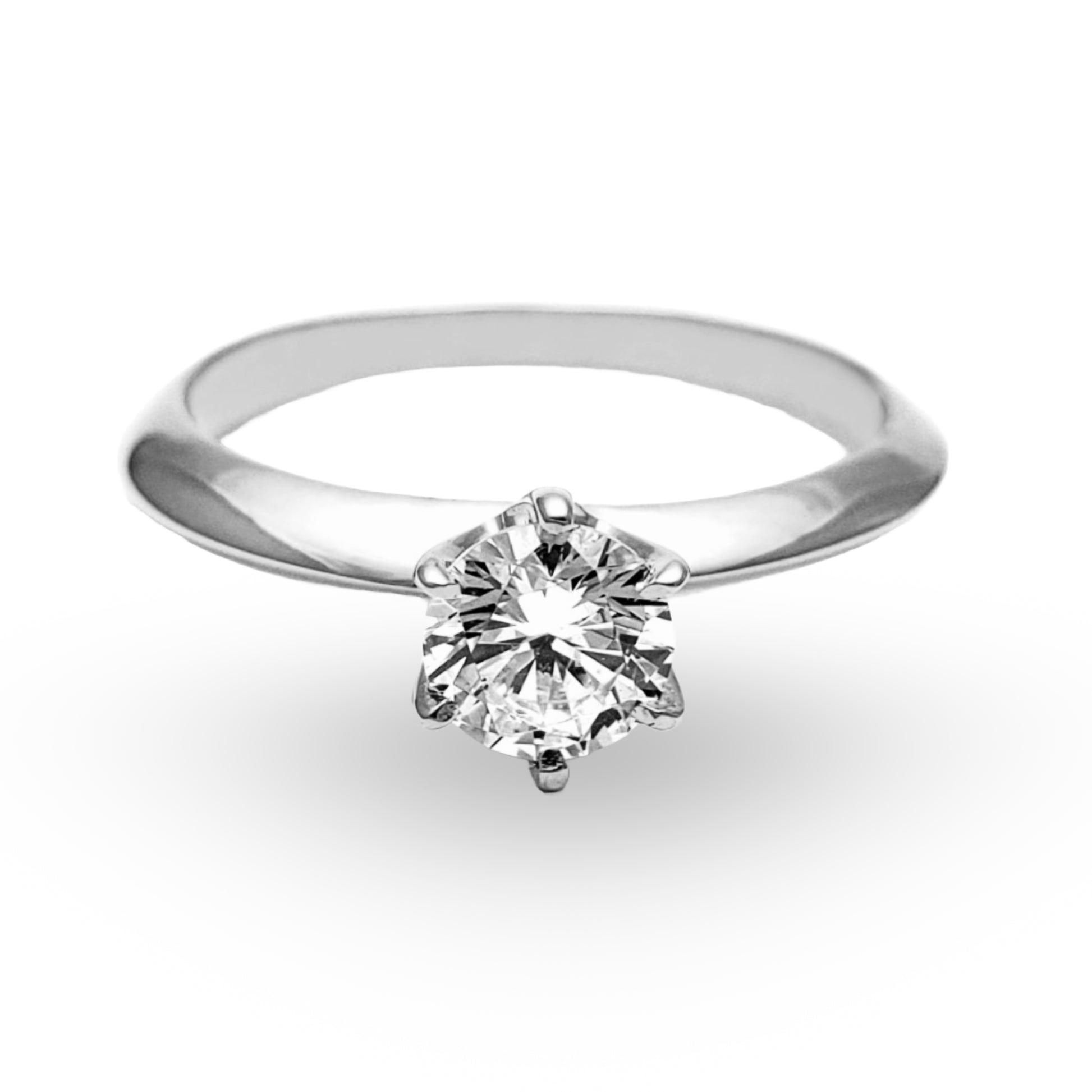Descubra la encantadora simplicidad del Anillo de Compromiso ZABULON, una joya de Oro / Oro Rosa / Oro Blanco 14k, centrada por una zirconia que destella con promesas de un mañana compartido. Este anillo, en su refinada elegancia, no es solo un símbolo de compromiso, es una alianza de amor en su forma más pura.