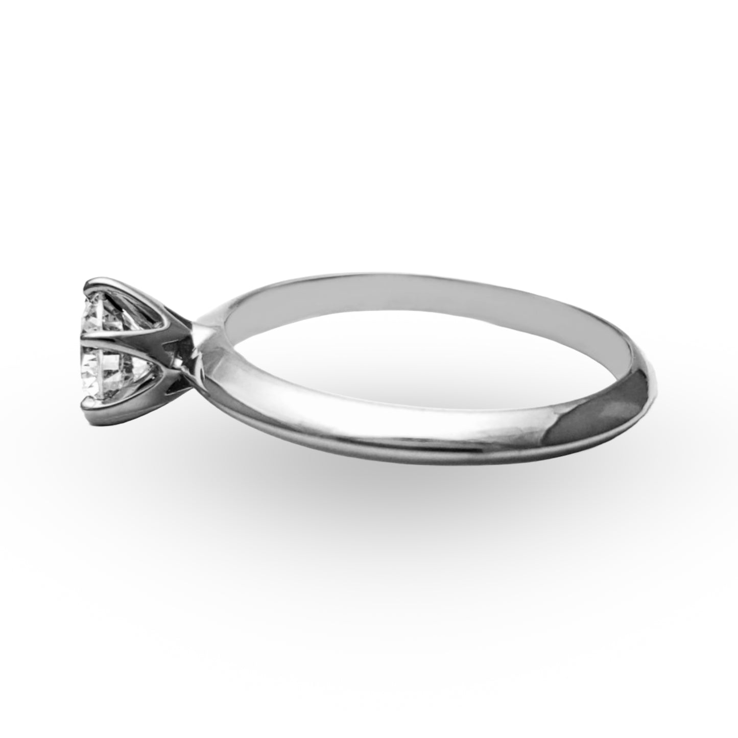 Descubra la encantadora simplicidad del Anillo de Compromiso ZABULON, una joya de Oro / Oro Rosa / Oro Blanco 14k, centrada por una zirconia que destella con promesas de un mañana compartido. Este anillo, en su refinada elegancia, no es solo un símbolo de compromiso, es una alianza de amor en su forma más pura.