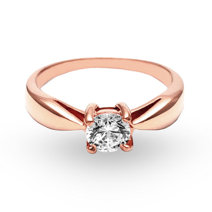 El Anillo de Compromiso ZABULON, con su zirconia central y disponible en Oro / Oro Rosa / Oro Blanco 14k, es el símbolo perfecto de un amor puro y eterno. Esta pieza, que se distingue por su elegancia clásica y su diseño atemporal, promete ser un compañero duradero en su viaje conjunto.