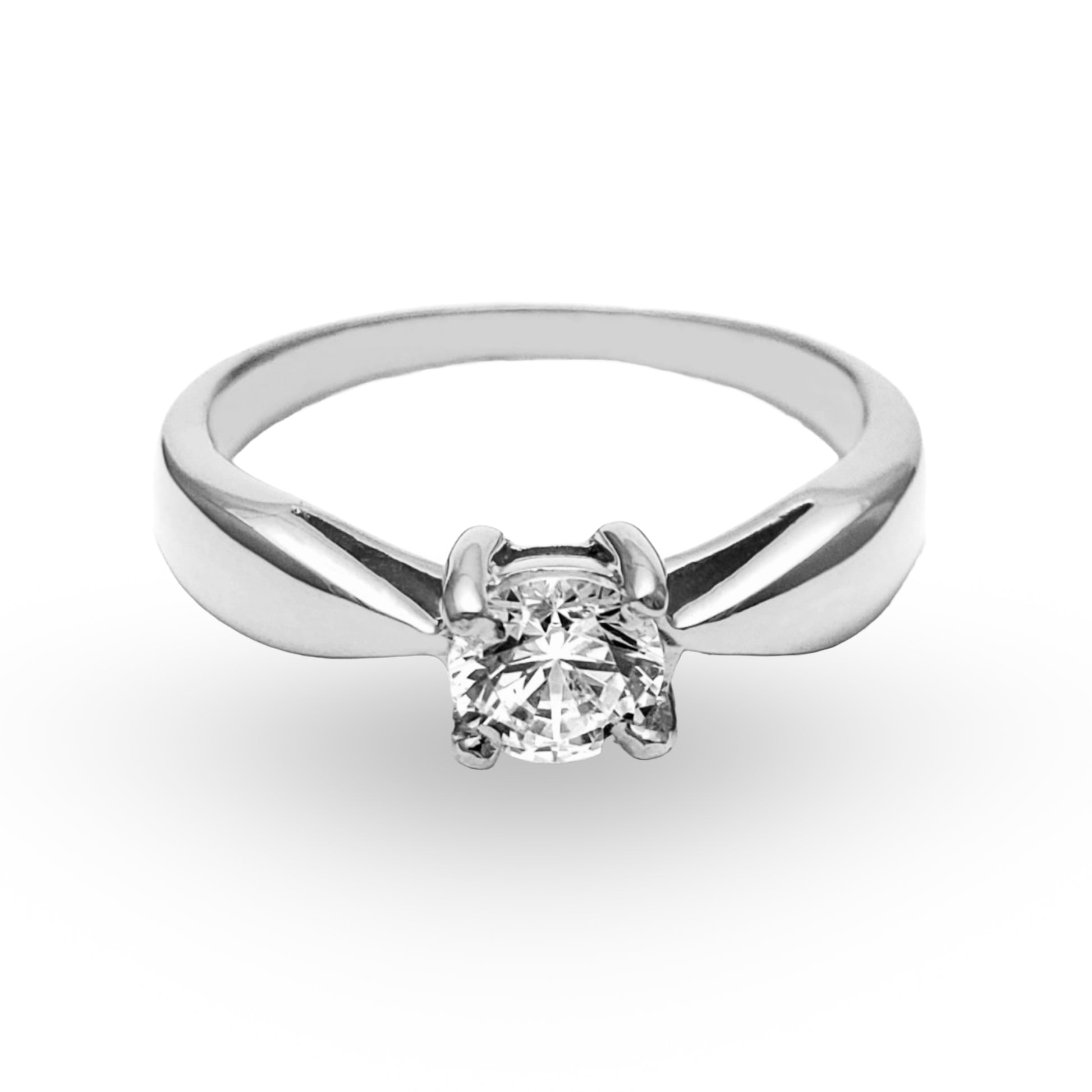 El Anillo de Compromiso ZABULON, con su zirconia central y disponible en Oro / Oro Rosa / Oro Blanco 14k, es el símbolo perfecto de un amor puro y eterno. Esta pieza, que se distingue por su elegancia clásica y su diseño atemporal, promete ser un compañero duradero en su viaje conjunto.