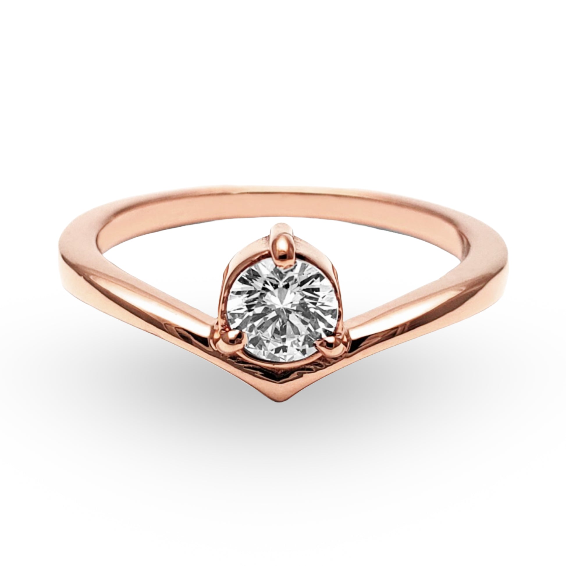 Déjese seducir por la sofisticación del Anillo de Compromiso ZABULON, una joya de refinamiento inigualable en Oro / Oro Rosa / Oro Blanco 14k, coronada por una zirconia deslumbrante. Este anillo destaca por su diseño que fusiona la modernidad con la tradición, simbolizando un compromiso tan eterno como el material con el que está forjado.