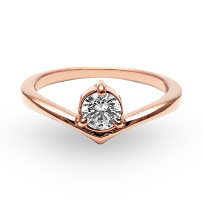 Déjese seducir por la sofisticación del Anillo de Compromiso ZABULON, una joya de refinamiento inigualable en Oro / Oro Rosa / Oro Blanco 14k, coronada por una zirconia deslumbrante. Este anillo destaca por su diseño que fusiona la modernidad con la tradición, simbolizando un compromiso tan eterno como el material con el que está forjado.