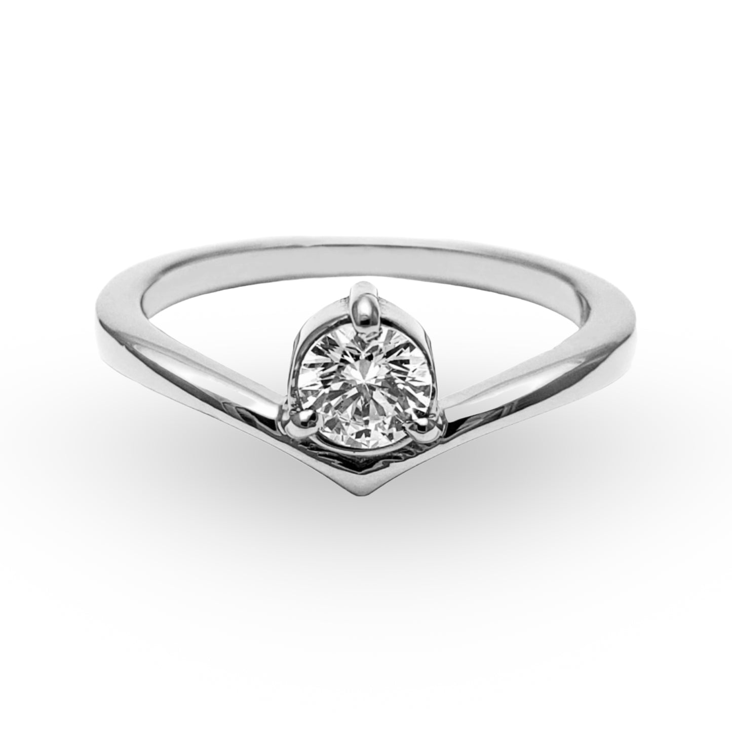 Déjese seducir por la sofisticación del Anillo de Compromiso ZABULON, una joya de refinamiento inigualable en Oro / Oro Rosa / Oro Blanco 14k, coronada por una zirconia deslumbrante. Este anillo destaca por su diseño que fusiona la modernidad con la tradición, simbolizando un compromiso tan eterno como el material con el que está forjado.
