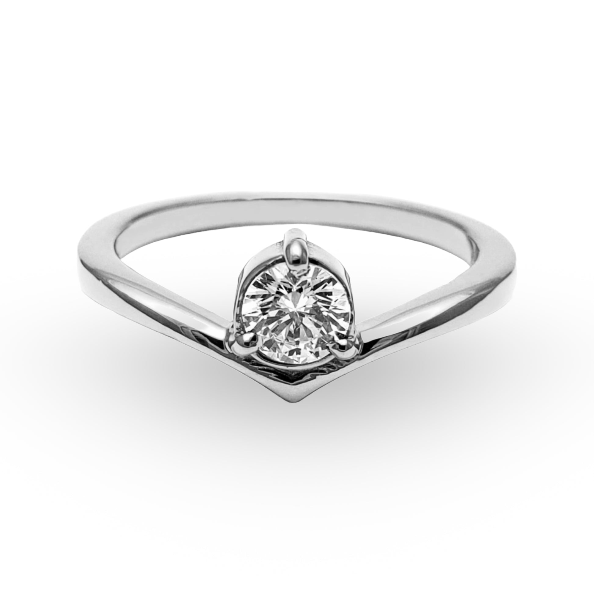 Déjese seducir por la sofisticación del Anillo de Compromiso ZABULON, una joya de refinamiento inigualable en Oro / Oro Rosa / Oro Blanco 14k, coronada por una zirconia deslumbrante. Este anillo destaca por su diseño que fusiona la modernidad con la tradición, simbolizando un compromiso tan eterno como el material con el que está forjado.