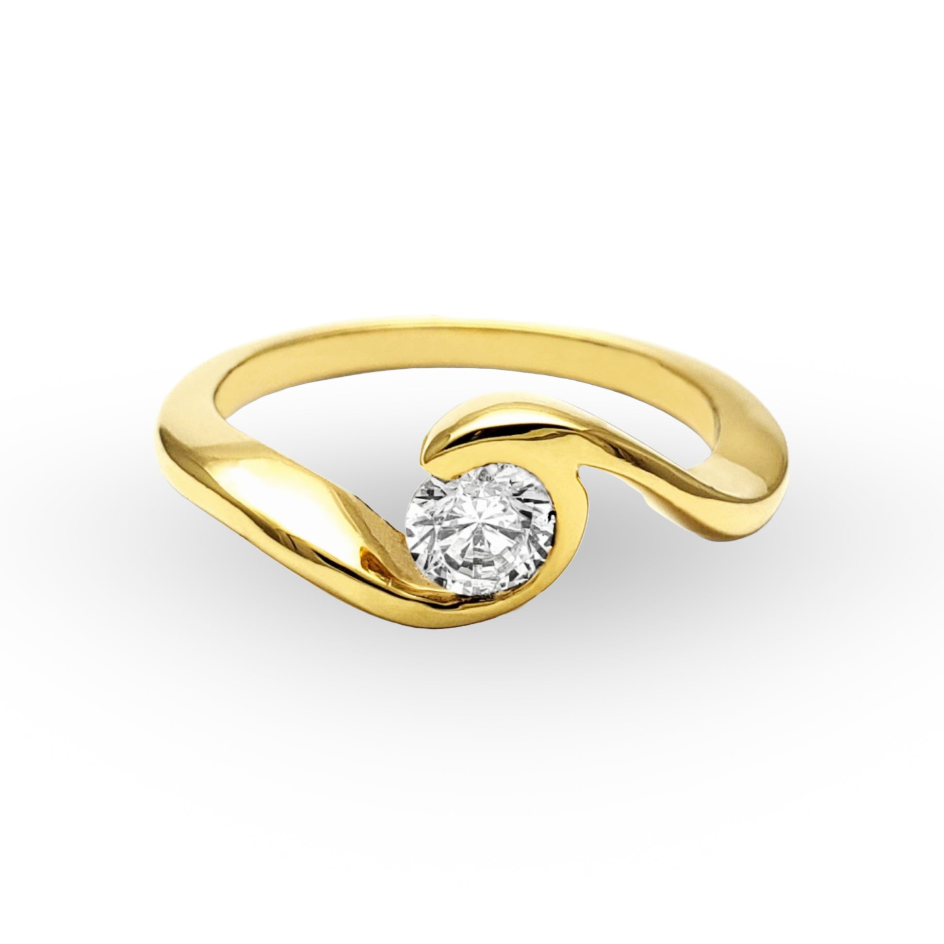 El Anillo de Compromiso ZABULON, una delicada creación en Oro / Oro Rosa / Oro Blanco 14k con Zirconia, representa la unión de dos almas en una pieza que es tanto testigo como protagonista de su amor eterno. Su diseño fluido y la piedra central resplandeciente son el sello de una promesa elegante y perdurable.