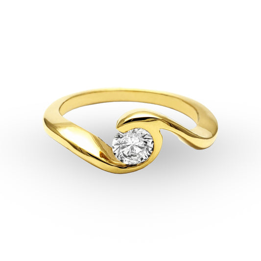 El Anillo de Compromiso ZABULON, una delicada creación en Oro / Oro Rosa / Oro Blanco 14k con Zirconia, representa la unión de dos almas en una pieza que es tanto testigo como protagonista de su amor eterno. Su diseño fluido y la piedra central resplandeciente son el sello de una promesa elegante y perdurable.