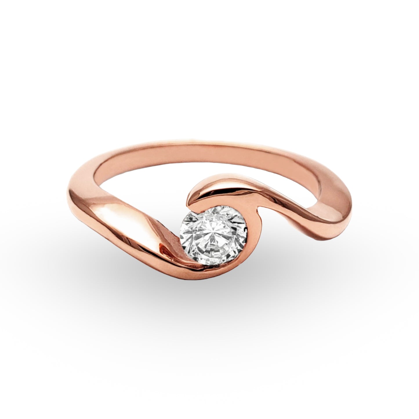 El Anillo de Compromiso ZABULON, una delicada creación en Oro / Oro Rosa / Oro Blanco 14k con Zirconia, representa la unión de dos almas en una pieza que es tanto testigo como protagonista de su amor eterno. Su diseño fluido y la piedra central resplandeciente son el sello de una promesa elegante y perdurable.