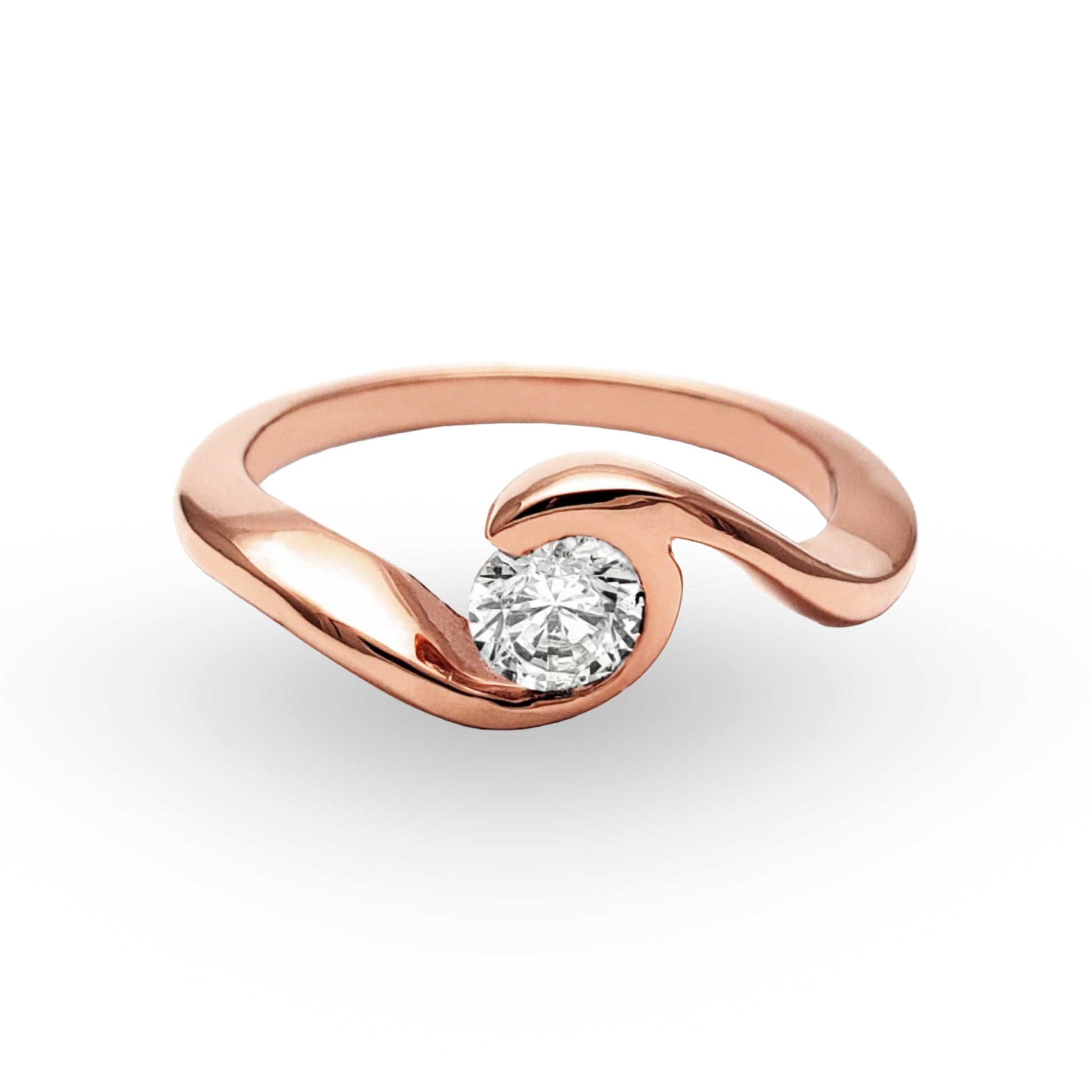 El Anillo de Compromiso ZABULON, una delicada creación en Oro / Oro Rosa / Oro Blanco 14k con Zirconia, representa la unión de dos almas en una pieza que es tanto testigo como protagonista de su amor eterno. Su diseño fluido y la piedra central resplandeciente son el sello de una promesa elegante y perdurable.