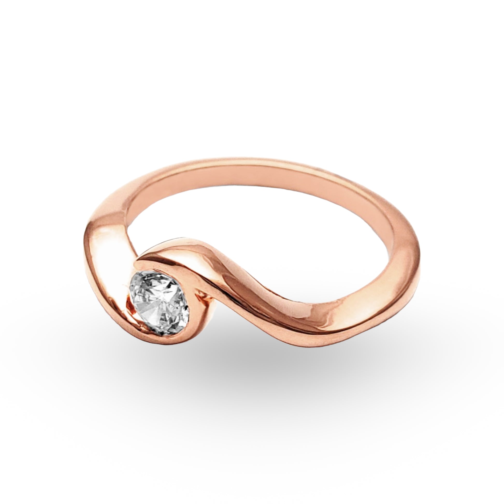 El Anillo de Compromiso ZABULON, una delicada creación en Oro / Oro Rosa / Oro Blanco 14k con Zirconia, representa la unión de dos almas en una pieza que es tanto testigo como protagonista de su amor eterno. Su diseño fluido y la piedra central resplandeciente son el sello de una promesa elegante y perdurable.