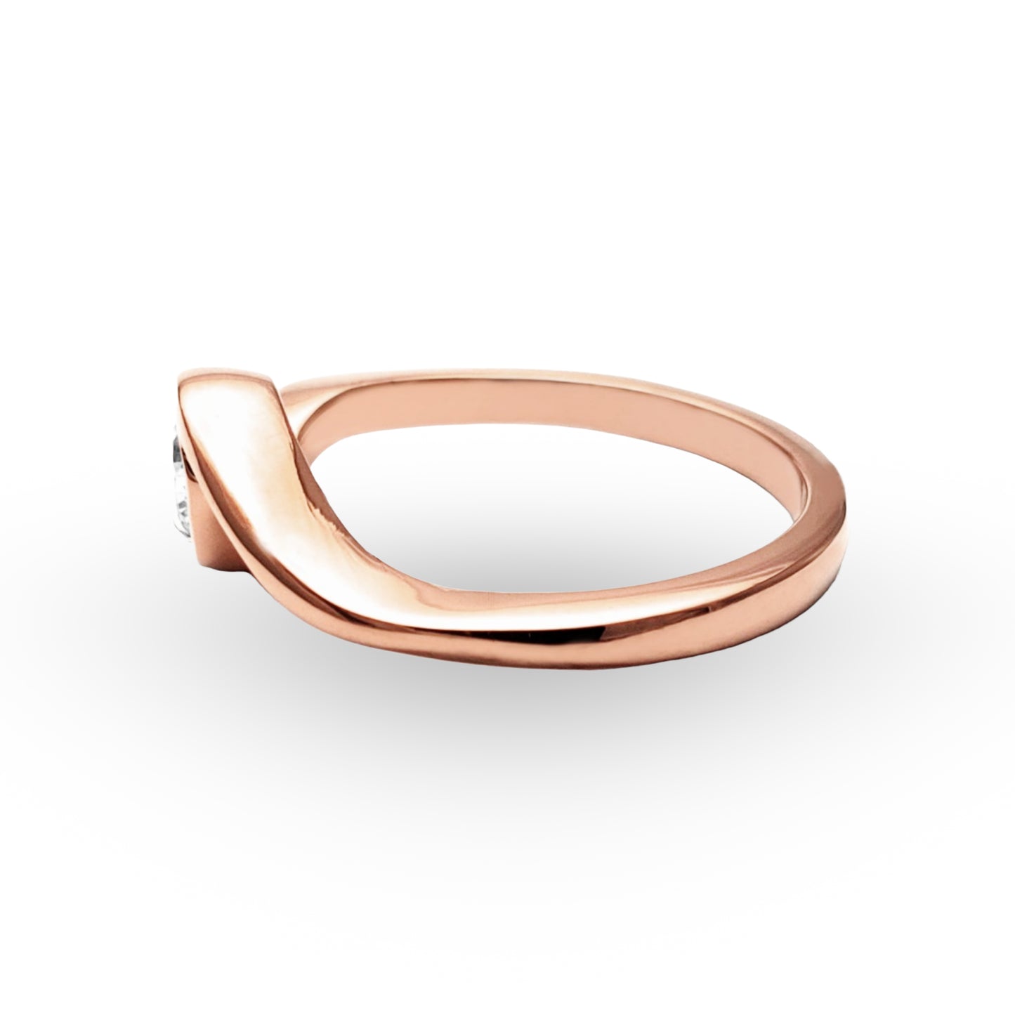 El Anillo de Compromiso ZABULON, una delicada creación en Oro / Oro Rosa / Oro Blanco 14k con Zirconia, representa la unión de dos almas en una pieza que es tanto testigo como protagonista de su amor eterno. Su diseño fluido y la piedra central resplandeciente son el sello de una promesa elegante y perdurable.