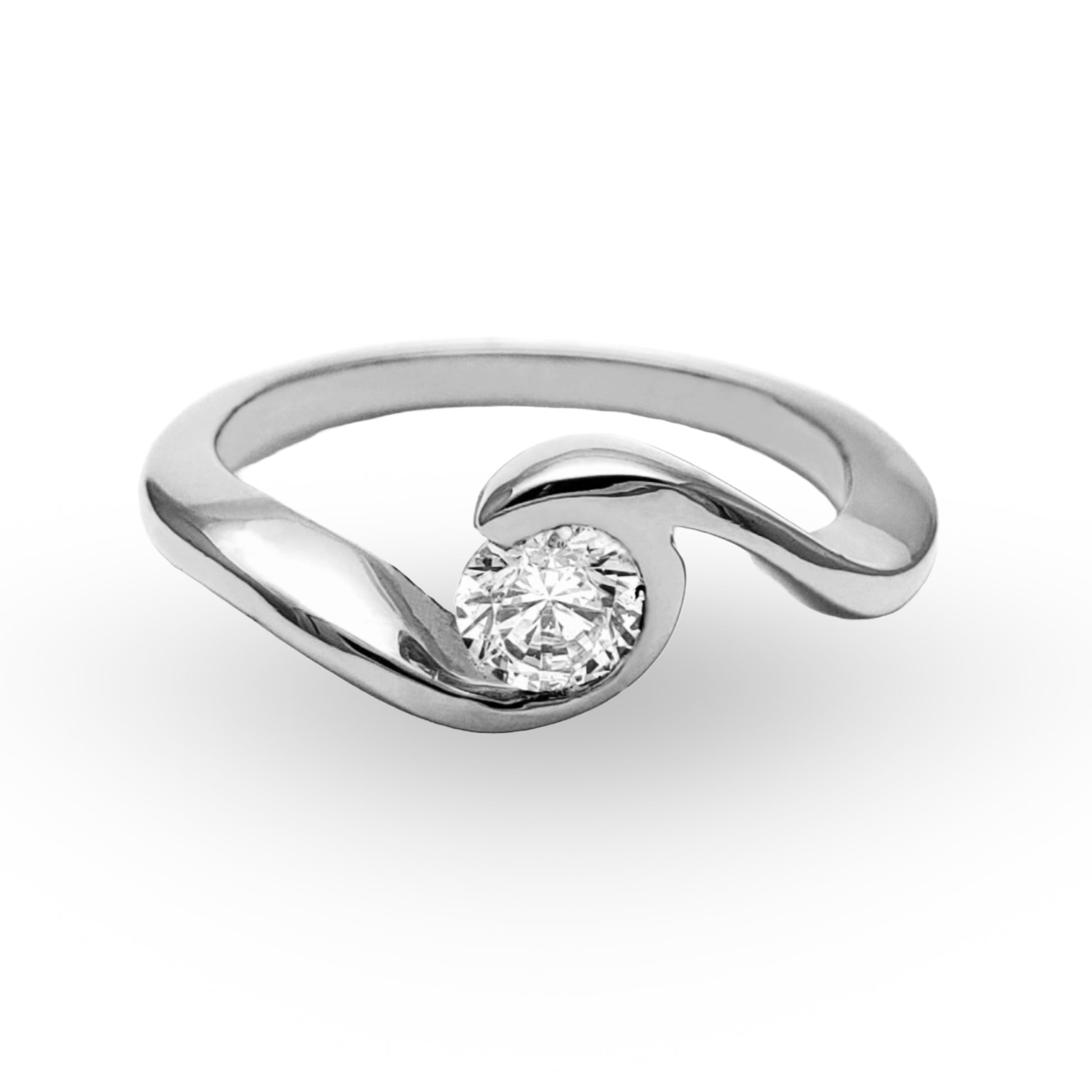 El Anillo de Compromiso ZABULON, una delicada creación en Oro / Oro Rosa / Oro Blanco 14k con Zirconia, representa la unión de dos almas en una pieza que es tanto testigo como protagonista de su amor eterno. Su diseño fluido y la piedra central resplandeciente son el sello de una promesa elegante y perdurable.