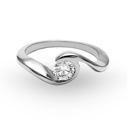 El Anillo de Compromiso ZABULON, una delicada creación en Oro / Oro Rosa / Oro Blanco 14k con Zirconia, representa la unión de dos almas en una pieza que es tanto testigo como protagonista de su amor eterno. Su diseño fluido y la piedra central resplandeciente son el sello de una promesa elegante y perdurable.
