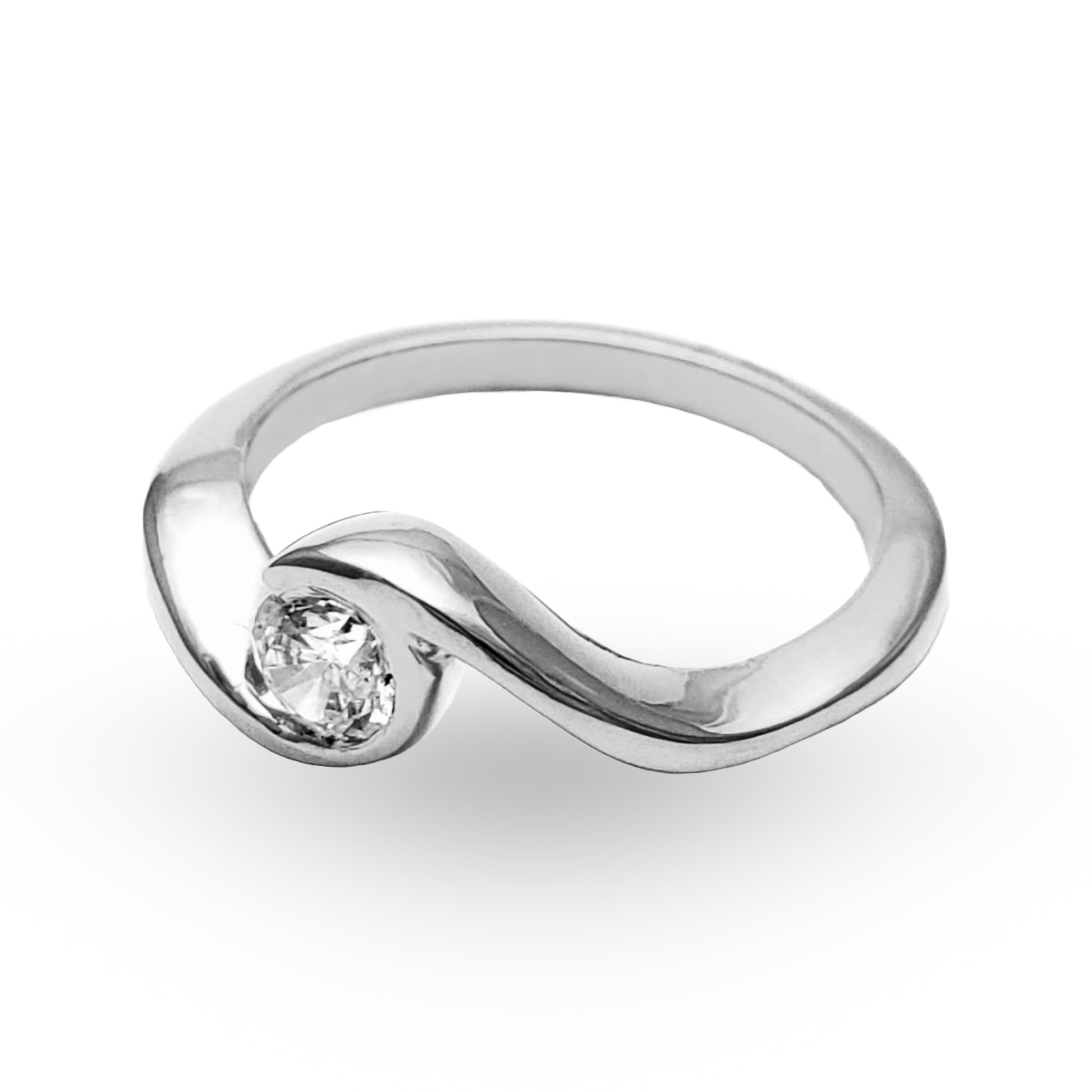 El Anillo de Compromiso ZABULON, una delicada creación en Oro / Oro Rosa / Oro Blanco 14k con Zirconia, representa la unión de dos almas en una pieza que es tanto testigo como protagonista de su amor eterno. Su diseño fluido y la piedra central resplandeciente son el sello de una promesa elegante y perdurable.