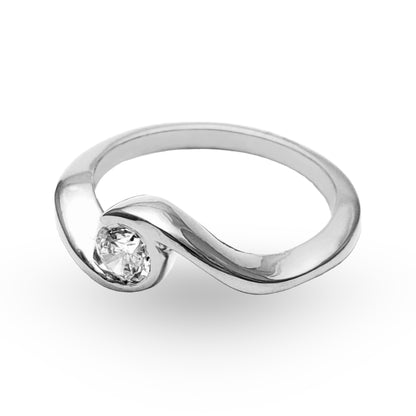 El Anillo de Compromiso ZABULON, una delicada creación en Oro / Oro Rosa / Oro Blanco 14k con Zirconia, representa la unión de dos almas en una pieza que es tanto testigo como protagonista de su amor eterno. Su diseño fluido y la piedra central resplandeciente son el sello de una promesa elegante y perdurable.