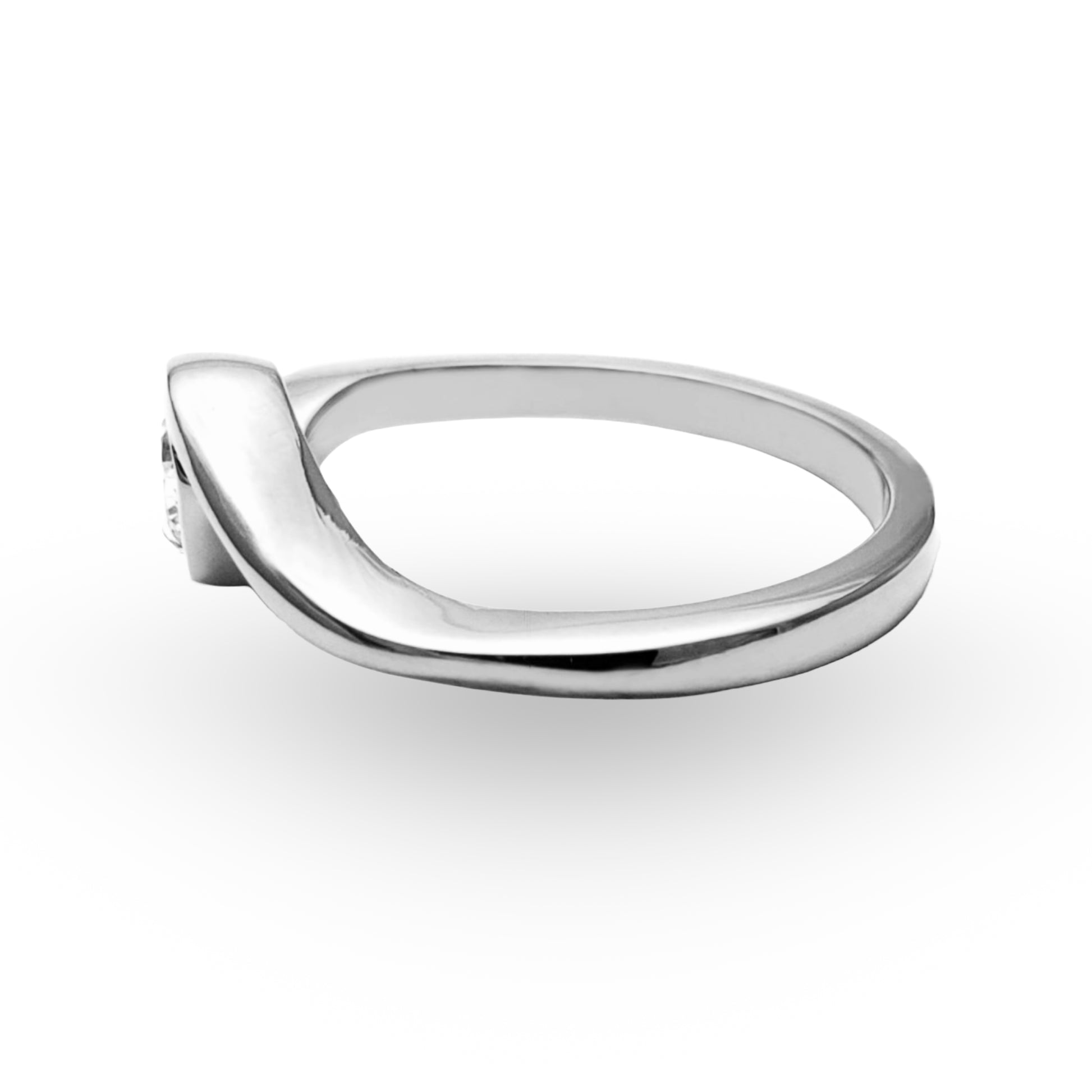 El Anillo de Compromiso ZABULON, una delicada creación en Oro / Oro Rosa / Oro Blanco 14k con Zirconia, representa la unión de dos almas en una pieza que es tanto testigo como protagonista de su amor eterno. Su diseño fluido y la piedra central resplandeciente son el sello de una promesa elegante y perdurable.