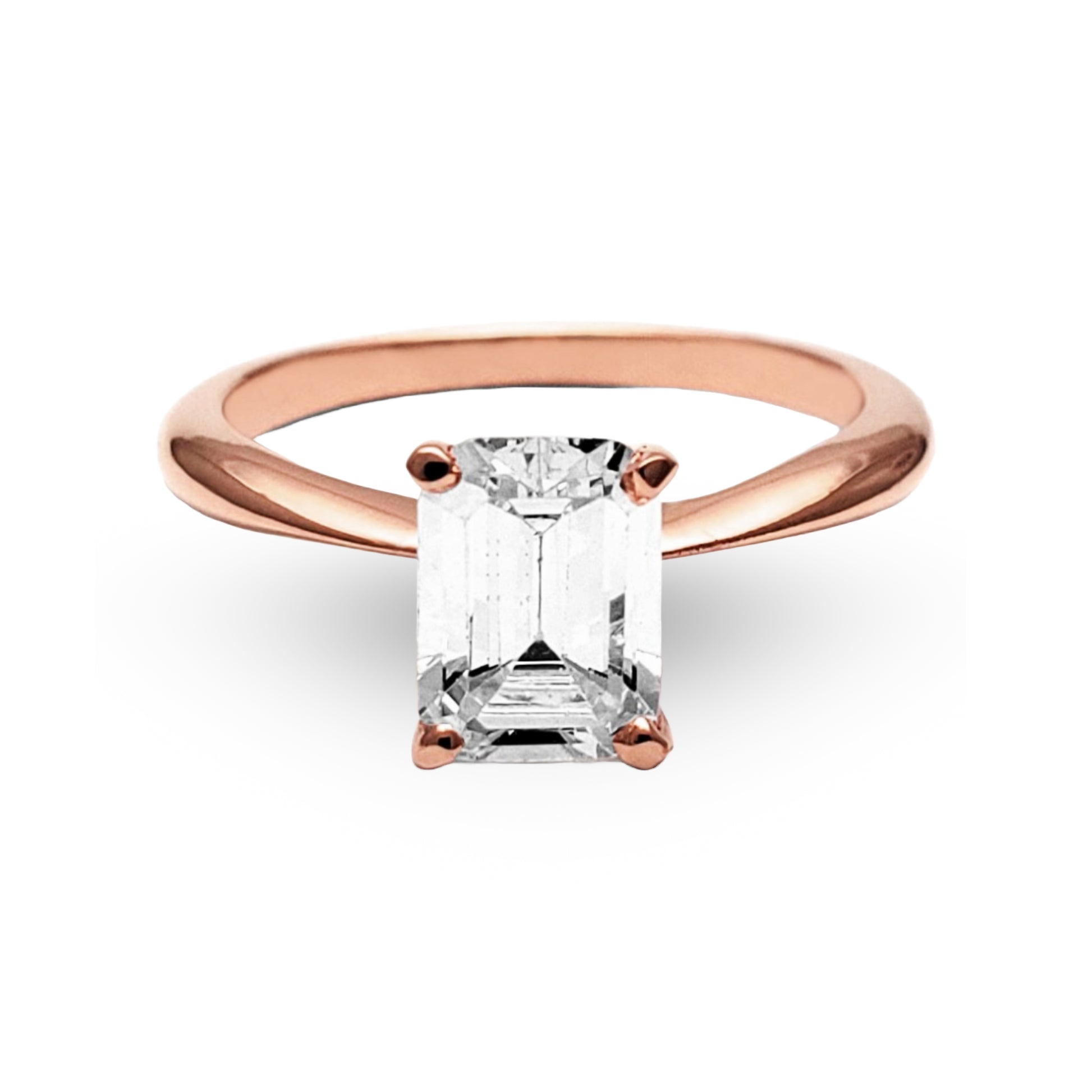 Déjese cautivar por la magia del Anillo de Compromiso ZABULON en Oro / Oro Rosa / Oro Blanco 14k, iluminado con la pureza de una zirconia deslumbrante. Este anillo no es meramente una pieza de joyería; es un emblema de compromiso eterno, capturando la promesa de un amor perdurable.