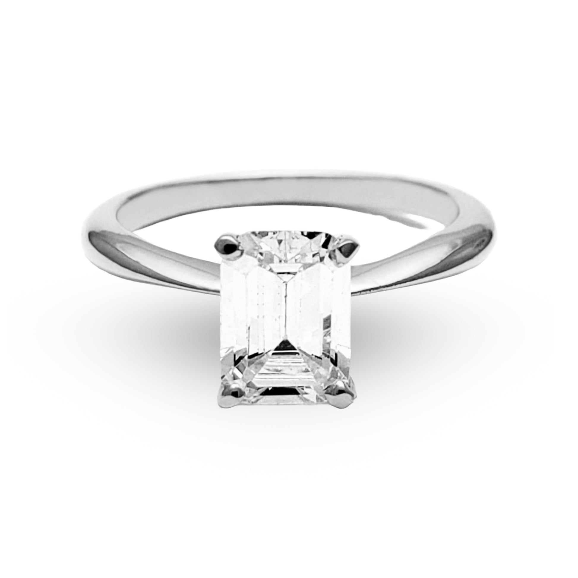 Déjese cautivar por la magia del Anillo de Compromiso ZABULON en Oro / Oro Rosa / Oro Blanco 14k, iluminado con la pureza de una zirconia deslumbrante. Este anillo no es meramente una pieza de joyería; es un emblema de compromiso eterno, capturando la promesa de un amor perdurable.